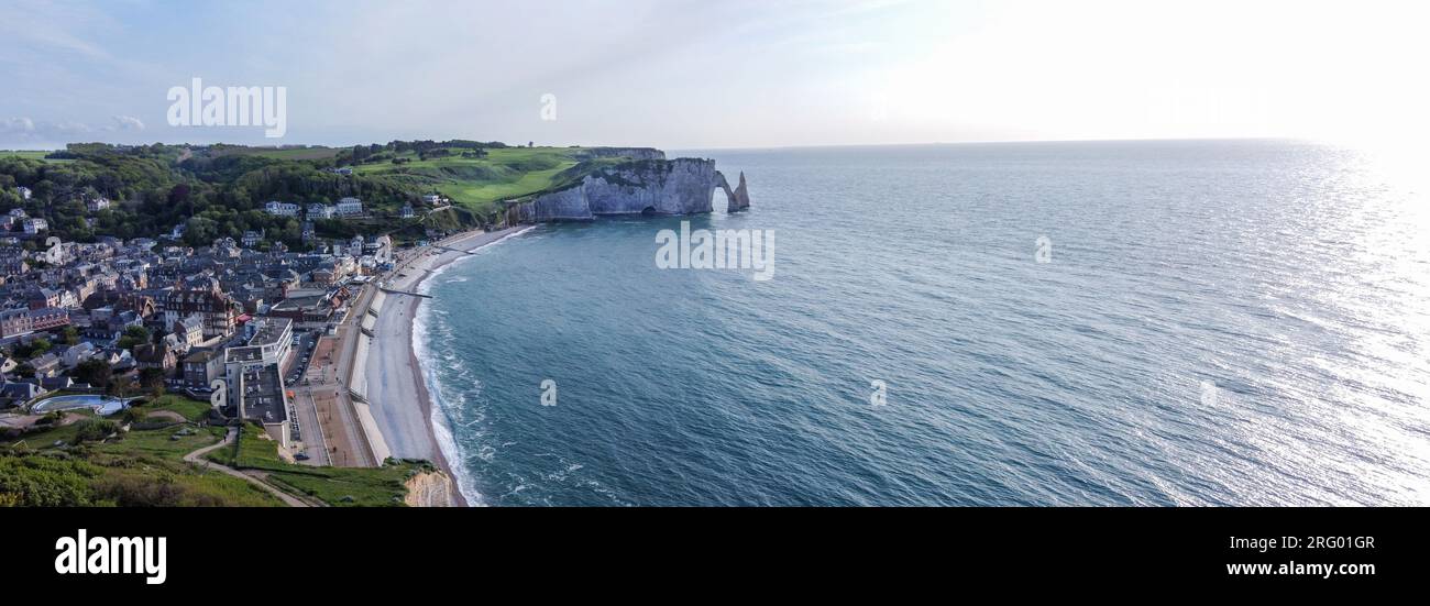 Fantastischer Blick aus der Vogelperspektive auf die Stadt Etretat an der normandischen Küste und den Strand in der Bucht (Leute laufen) und das Wasser von Manche (englischer Kanal). Beliebter Ort Stockfoto