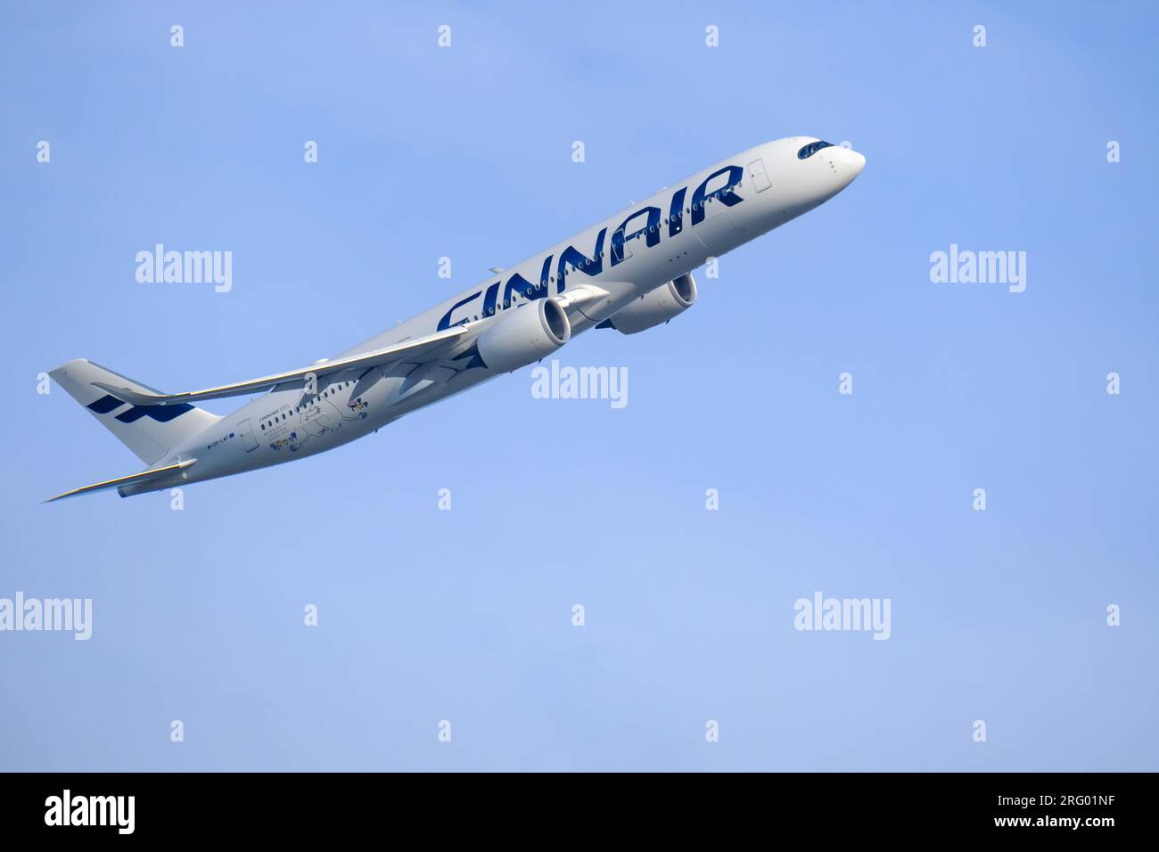 Helsinki/Finnland - 5. AUGUST 2023: Ein Airbus A350, der von der finnischen Fluggesellschaft Finnair betrieben wird und vom Flughafen Helsinki abfliegt. Stockfoto