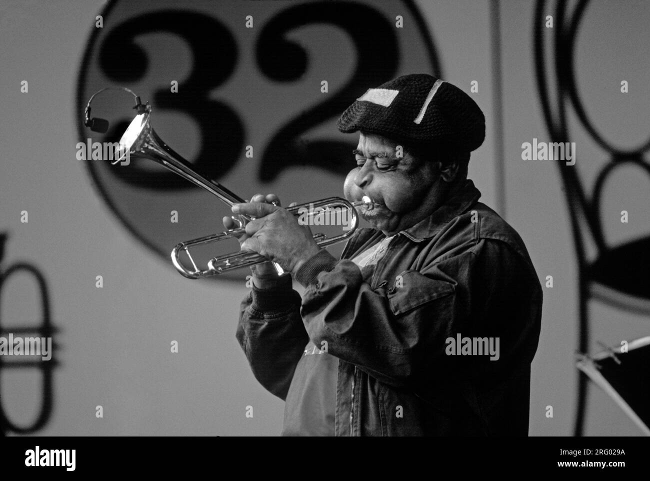 Trompeter Dizzy Gillespie tritt beim Monterey Jazz Festival auf. Monterey, Kalifornien, USA Stockfoto
