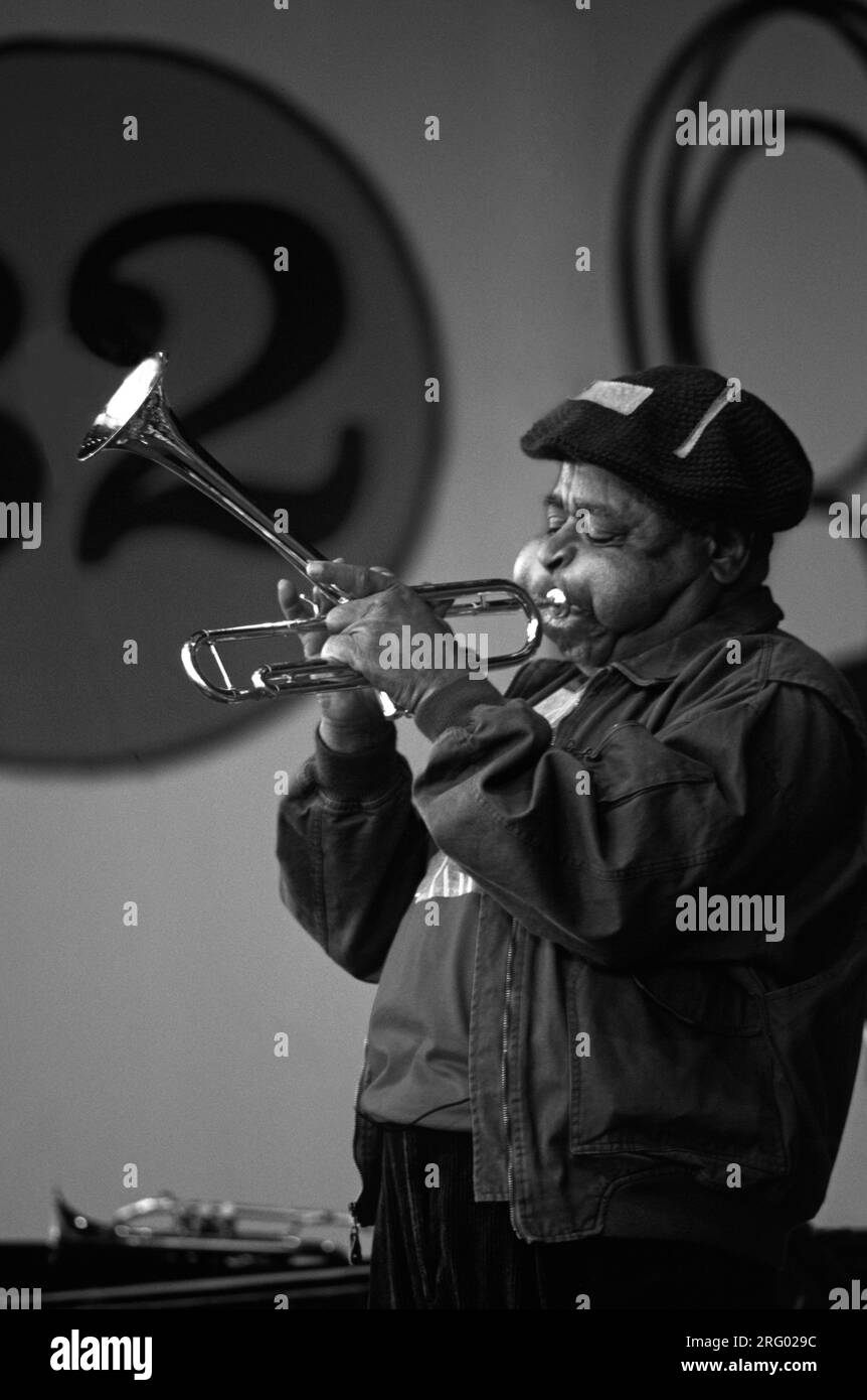 BEIM MONTEREY JAZZ FESTIVAL in KALIFORNIEN spielt SCHWINDEL GILLESPIE TROMPETE mit der kalifornischen HIGH SCHOOL, ALLEN STARS Stockfoto