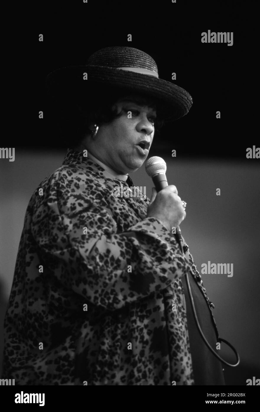 RUTH BROWN SINGT beim MONTEREY JAZZ FESTIVAL in KALIFORNIEN mit einem intensiven Gesichtsausdruck Stockfoto