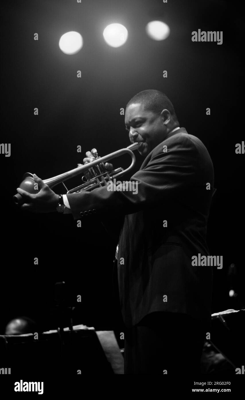 Wynton Marsalis führt „United in Swing“ mit dem Lincoln Center Jazz Orchestra während des Monterey Jazz Festivals auf. Monterey, Kalifornien, USA Stockfoto