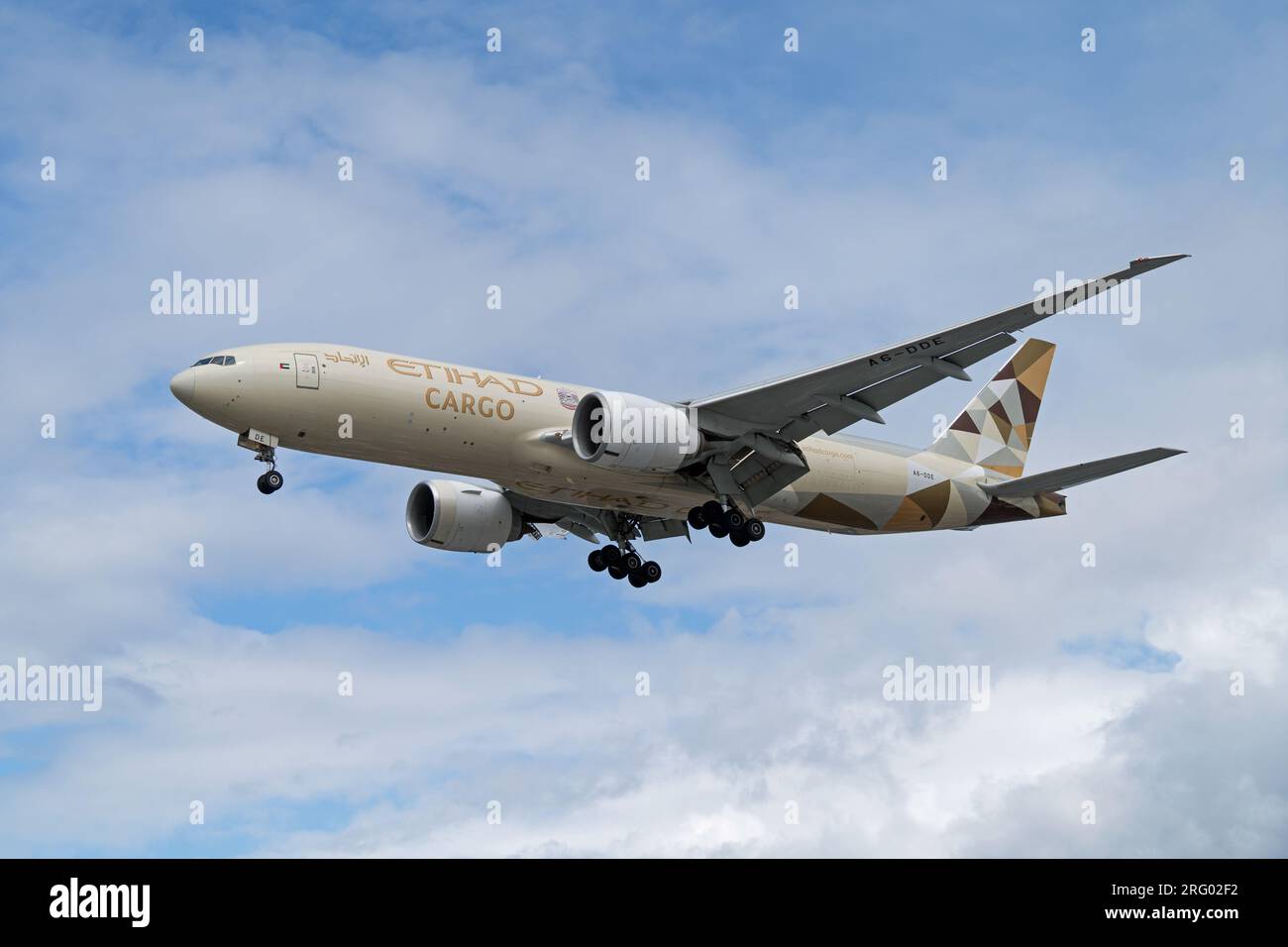 Etihad Boeing 777 Frachtschiff Landung am London Heathrow Airport. London - 6. August 2023 Stockfoto