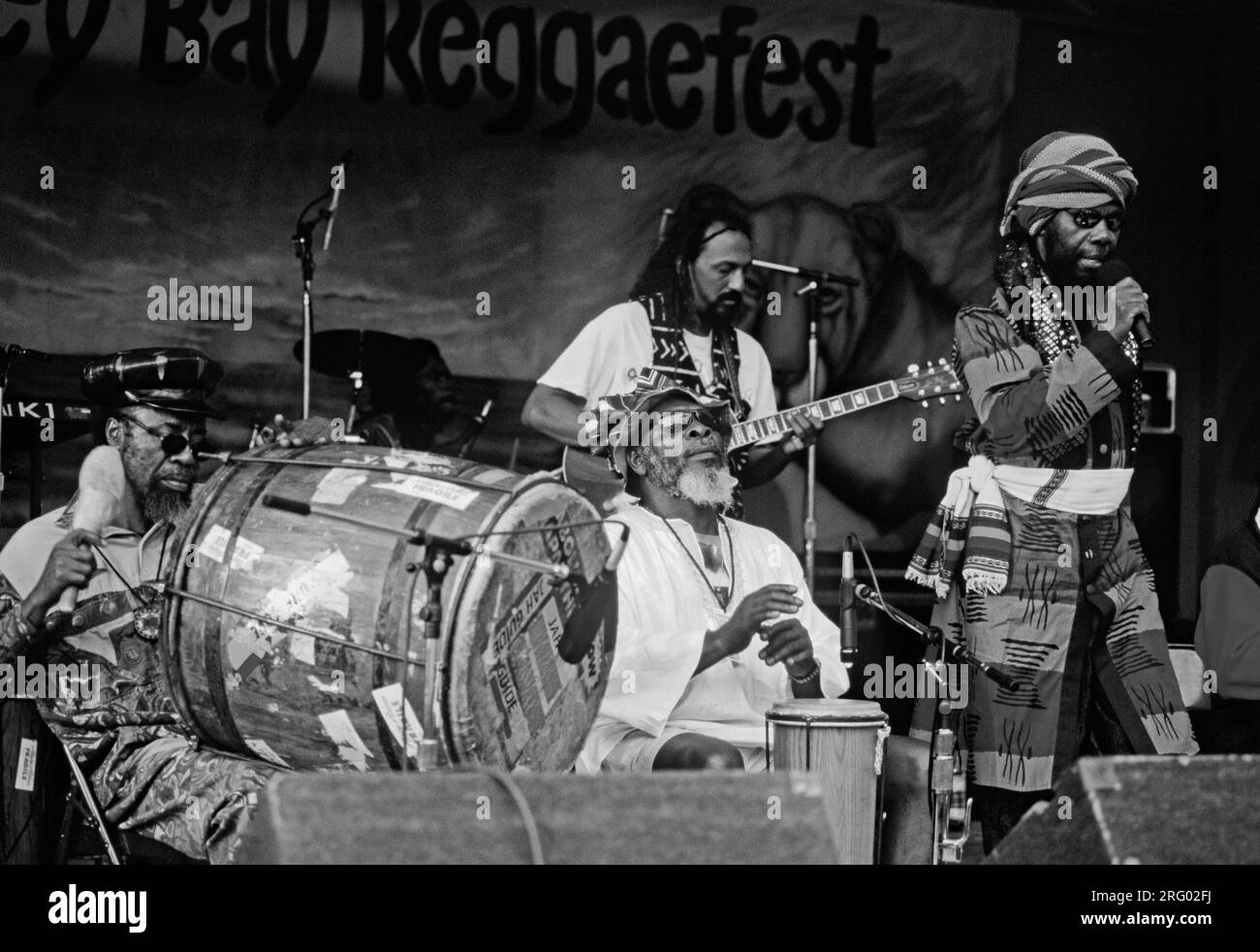 RAS MICHAEL und seine BAND spielen beim MONTEREY BAY REGGAE FESTIVAL in KALIFORNIEN Stockfoto