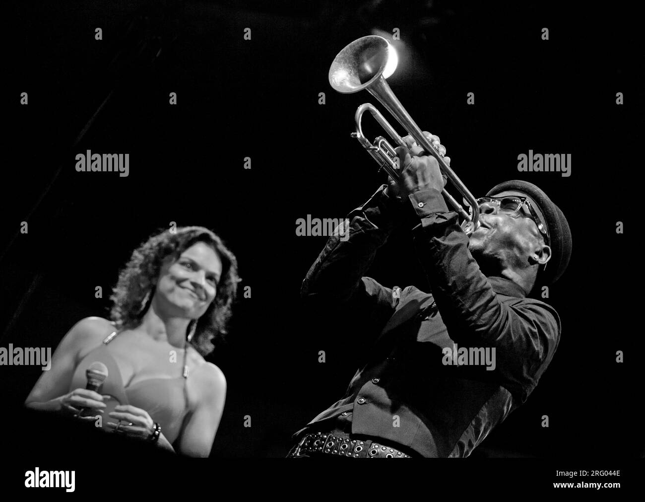 ROY HARGROVE auf Trompete mit ROBERTA GAMBARINI Gesang mit ROY HARGROVE Bigband - JAZZ FESTIVAL 2010 MONTEREY, California Stockfoto