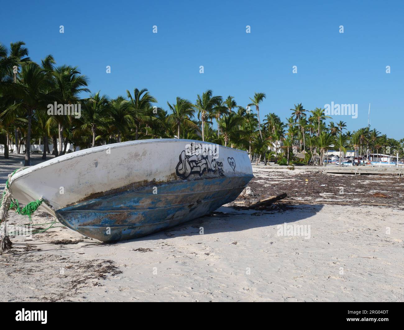 Ein älteres Boot mit Graffiti an der Küste. Stockfoto