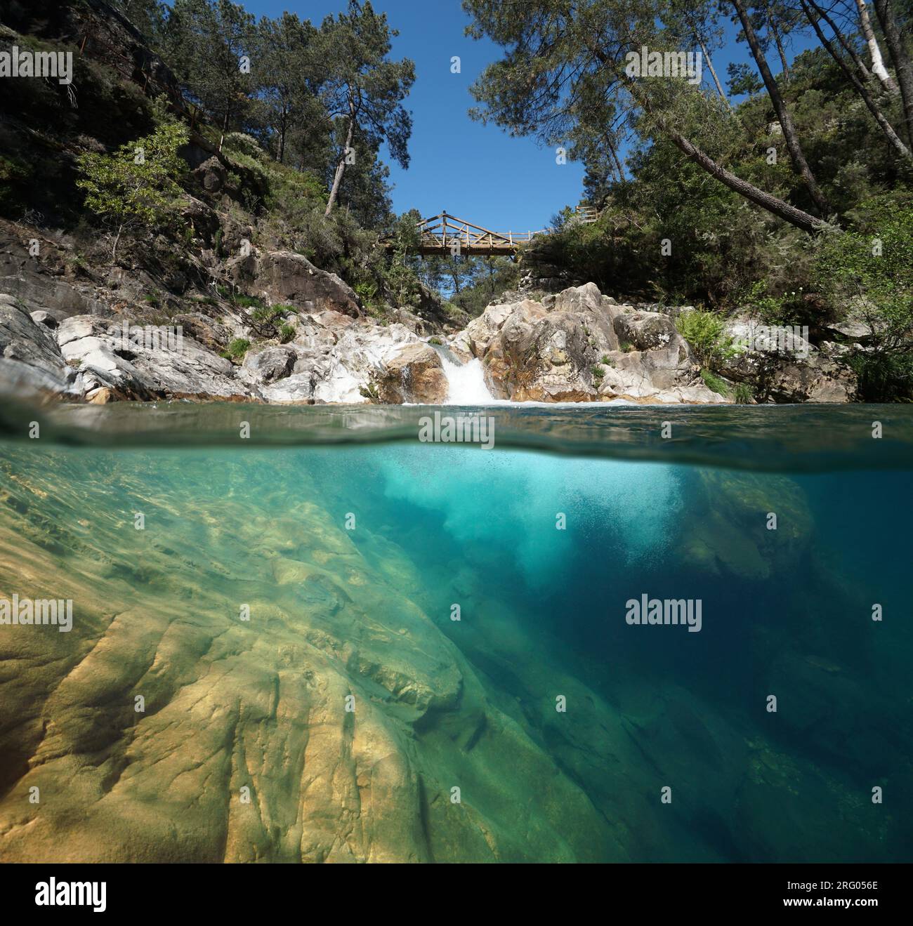 Kaskade mit natürlichem Pool in einem Fluss, geteilter Blick über und unter der Wasseroberfläche, Naturszene, Spanien, Galicien, Pontevedra Provinz, Pozo del Arco Stockfoto
