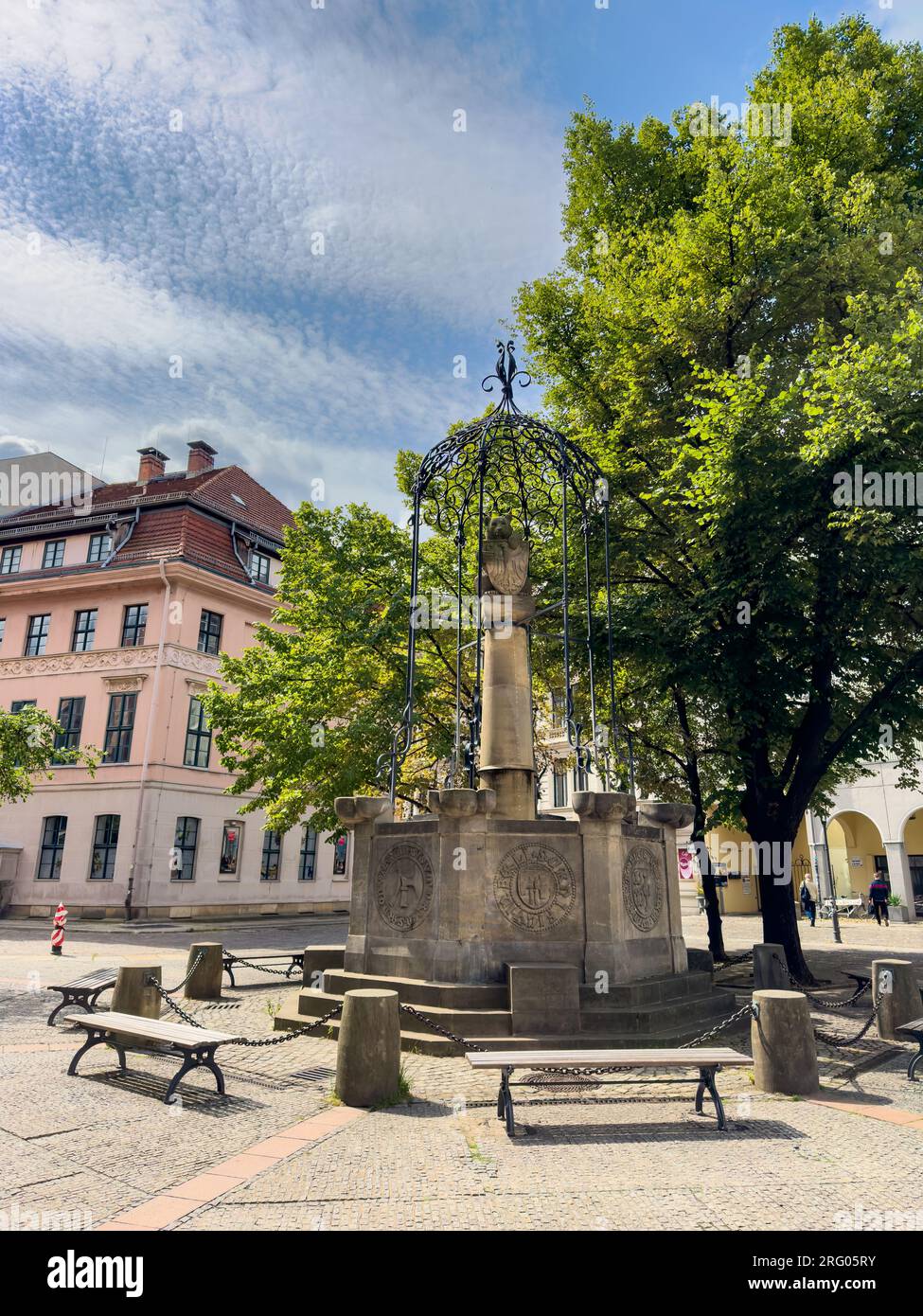 BERLIN, DEUTSCHLAND - 22. JULI 2023: Wappenbrunnen, Wappenbrunnen, Springbrunnen mit Bärenskulptur, außerhalb der Nikolaikirche im Nikolaiviertel, Stockfoto