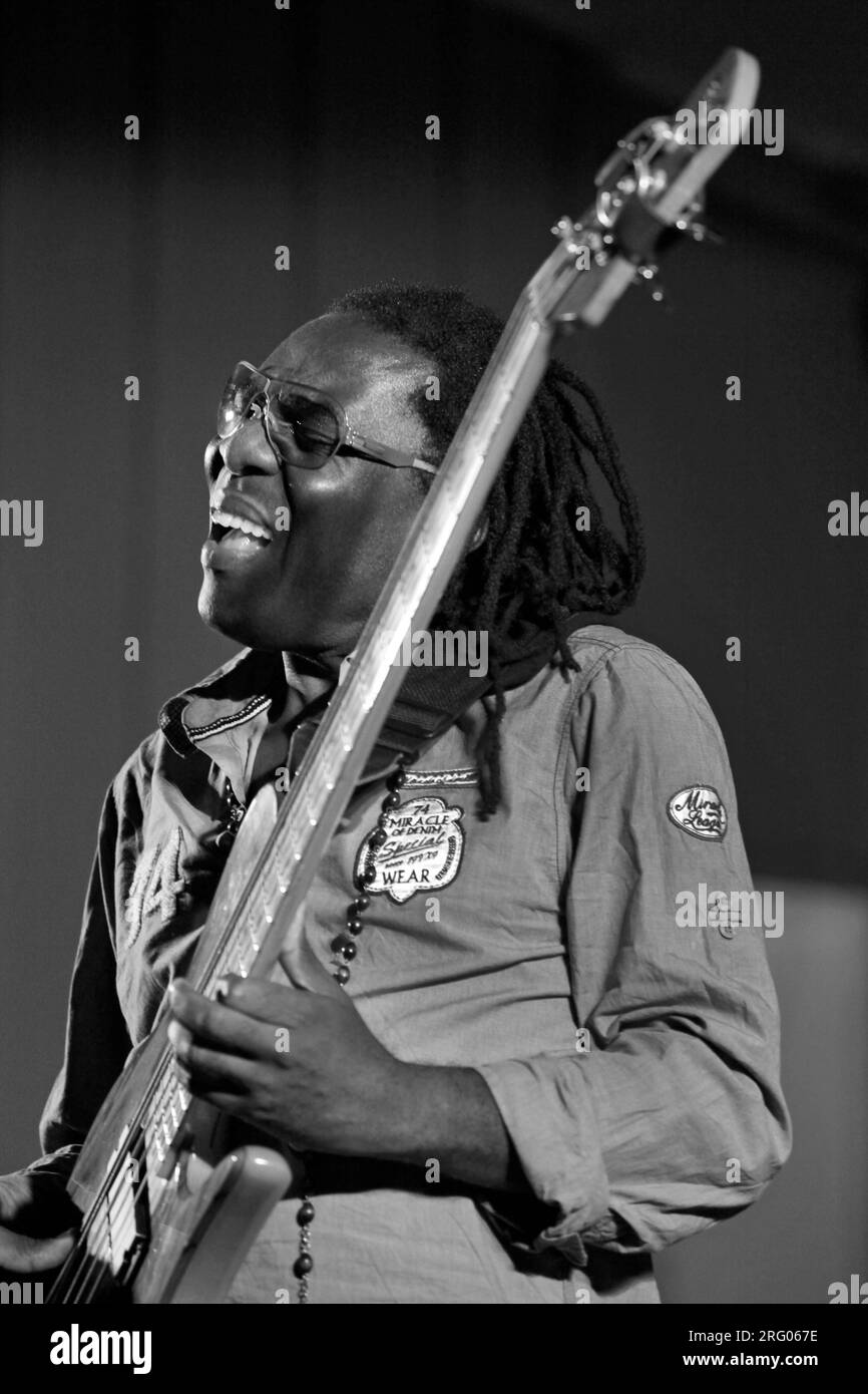 RICHARD BONA tritt auf der Garden Stage auf - 54. MONTEREY JAZZ FESTIVAL, 2011 Stockfoto