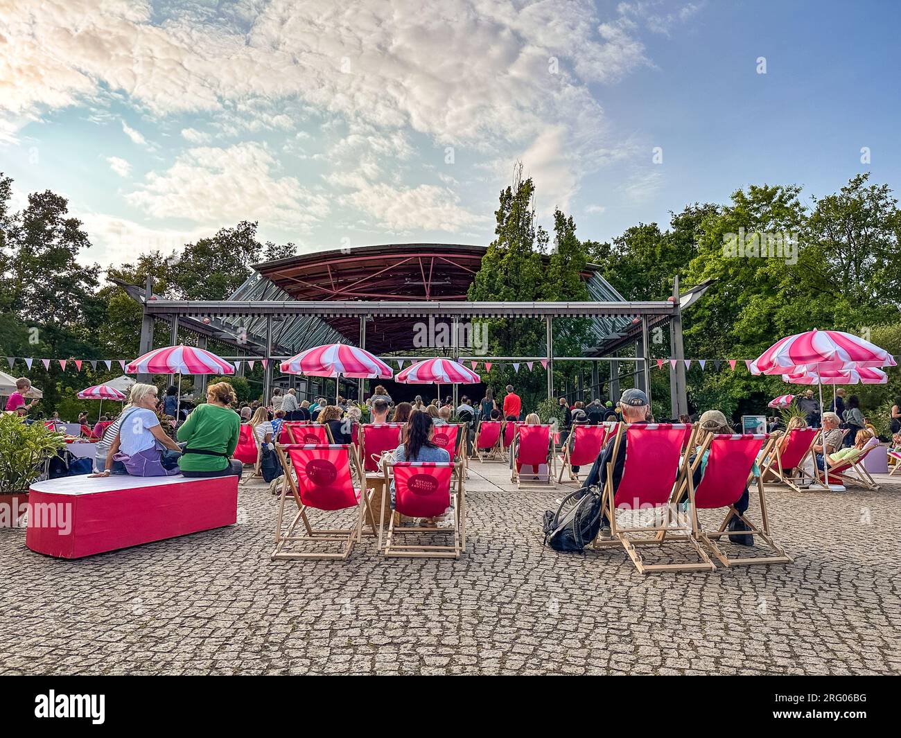 BERLIN - 22. JULI 2023: Konzert klassischer Musik im Britzer Garten im Rahmen des jährlichen KULTUR SOMMER FESTIVALS in Berlin. Stockfoto
