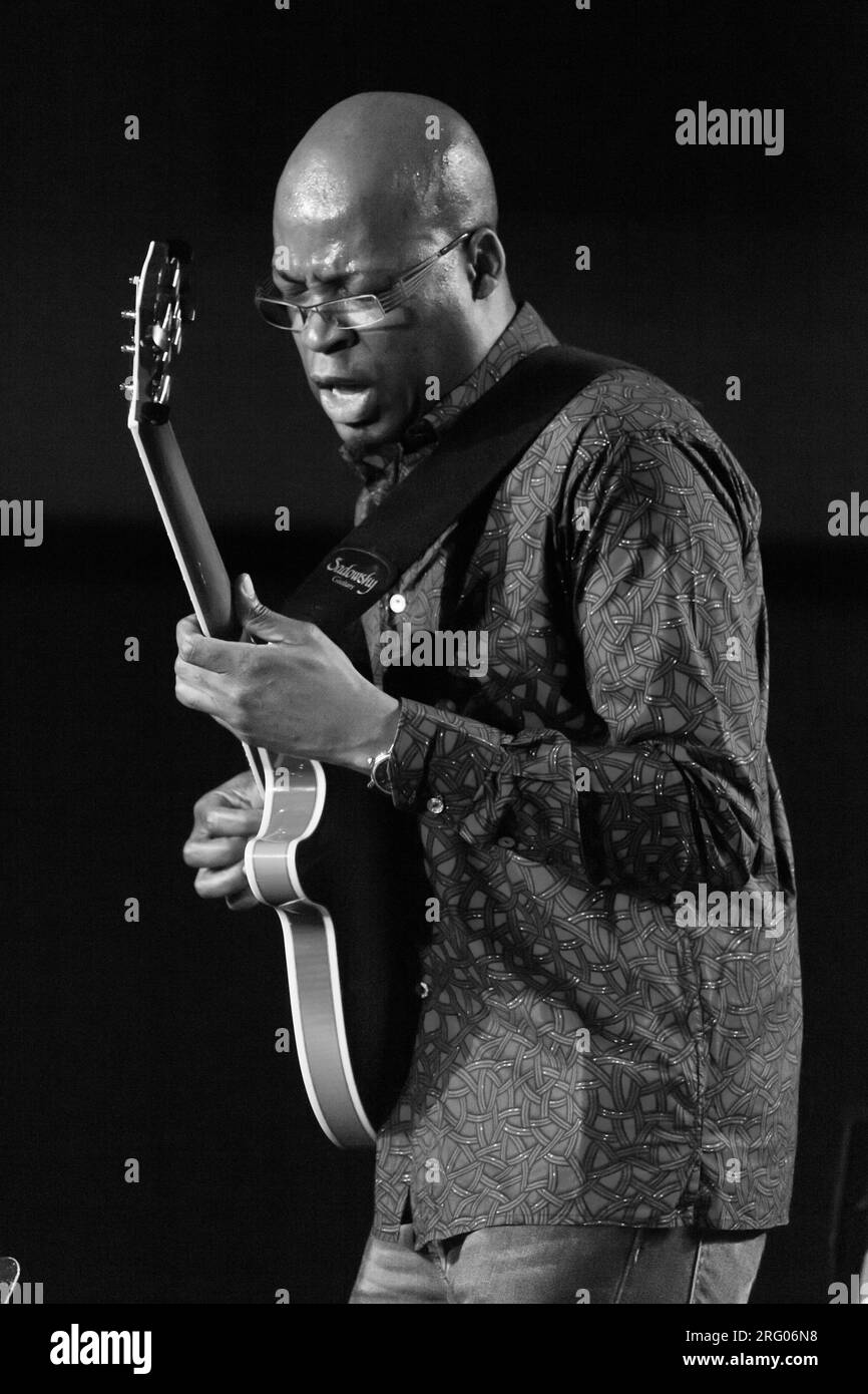 LIONEL LOUEKE Vorformen mit einer Tribute-Band für BLUE NOTE RECORDS 75TH ANNIVERSARY at MONTEREY JAZZ FESTIVAL 2014 Stockfoto