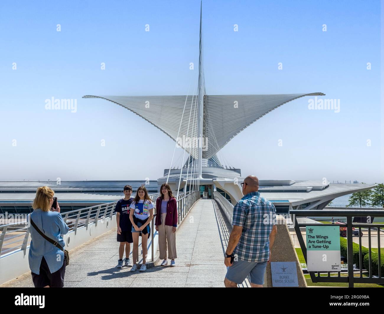 Menschen auf der Reiman Bridge zum Milwaukee Art Museum, das inoffiziell als Flying Art Museum on the Water in Milwaukee Wisconsin USA bekannt ist Stockfoto