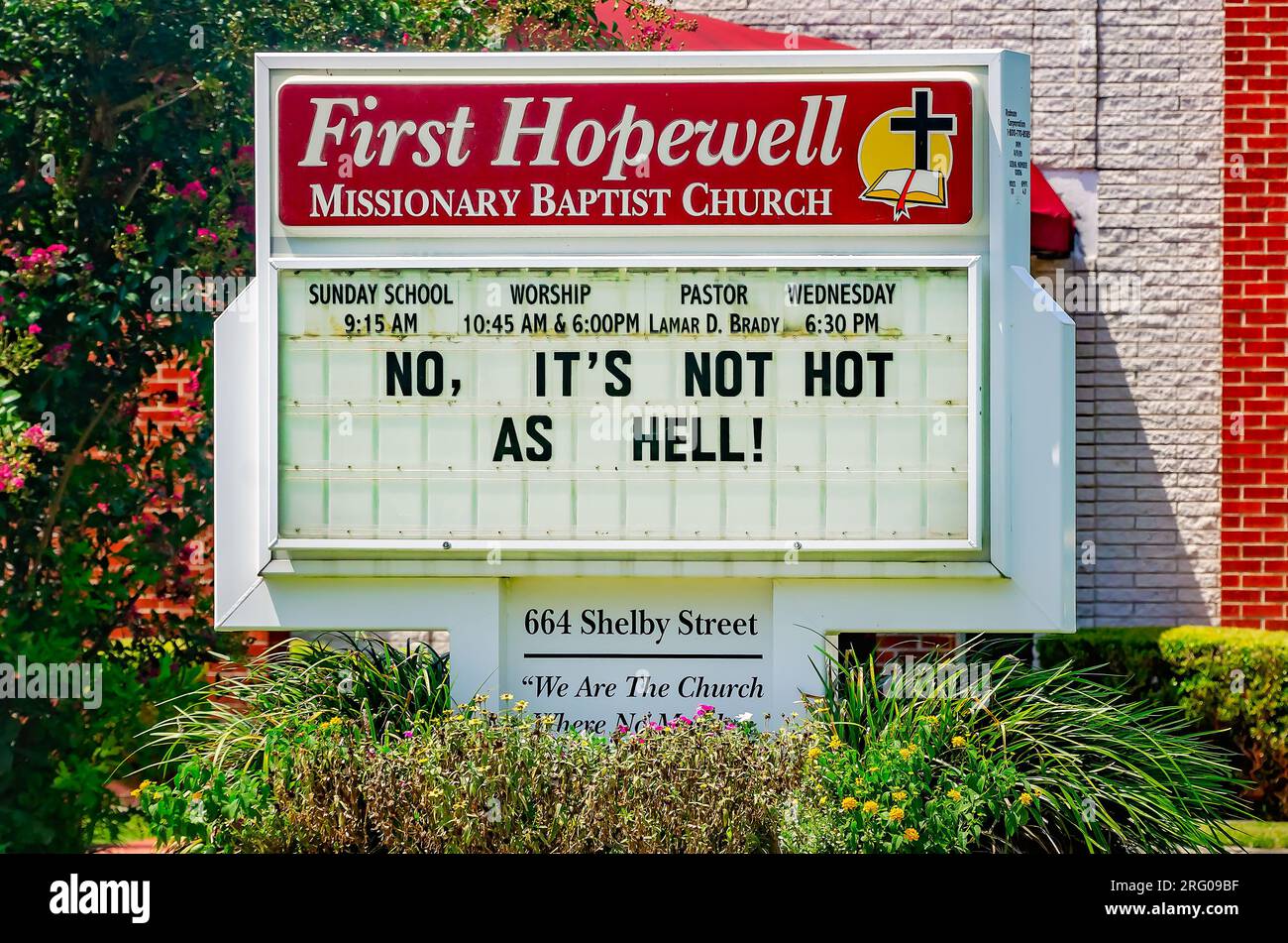 Ein Schild an der First Hopewell Missionary Baptist Church erinnert Passanten daran, dass die Nation zwar eine Hitzewelle erlebt, aber nicht so heiß ist wie die Hölle. Stockfoto