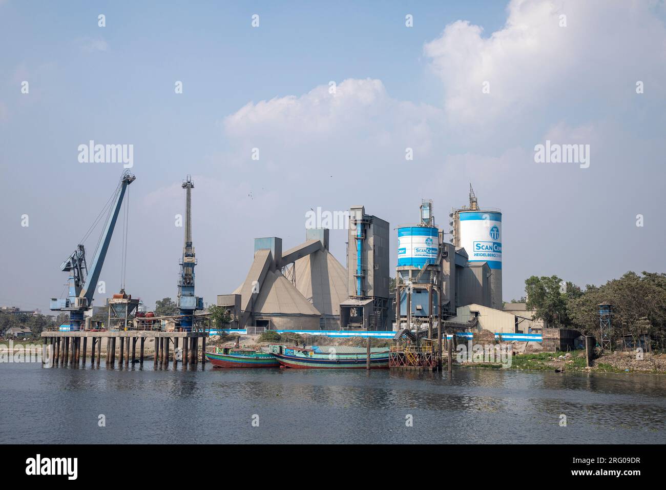 Eine Fabrik von Heidelberg Cement Bangladesh Ltd. Am Ufer des Flusses Shitalakshya. Munshiganj, Bangladesch Stockfoto