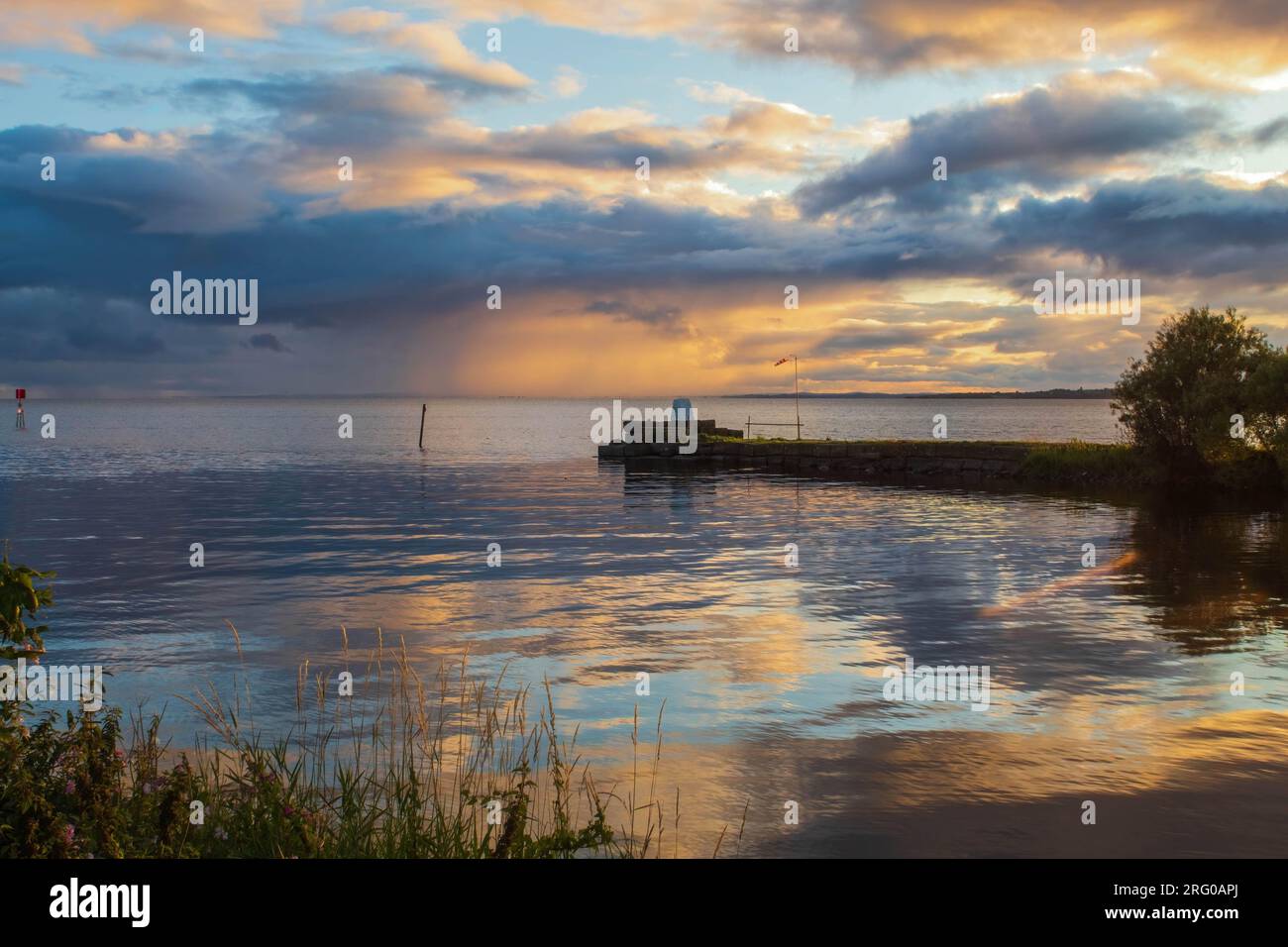 Der Wunderschöne Sonnenuntergang Spiegelt Sich An Der Stelle Wider, An Der Das Six Mile Water In Lough Neagh, Nordirland, Eindringt Stockfoto