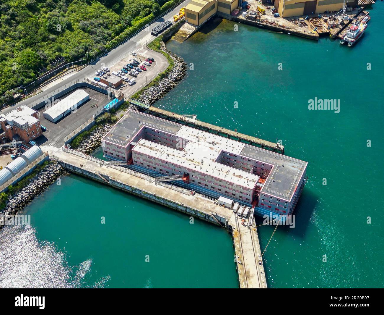 Allgemeiner Blick aus der Luft des Bibby Stockholm Asylbewerberschiffs im Portland Hafen bei Weymouth in Dorset. Stockfoto