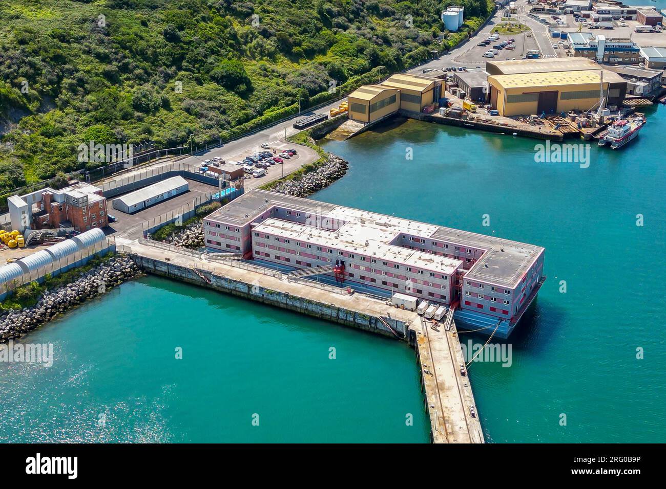 Allgemeiner Blick aus der Luft des Bibby Stockholm Asylbewerberschiffs im Portland Hafen bei Weymouth in Dorset. Stockfoto