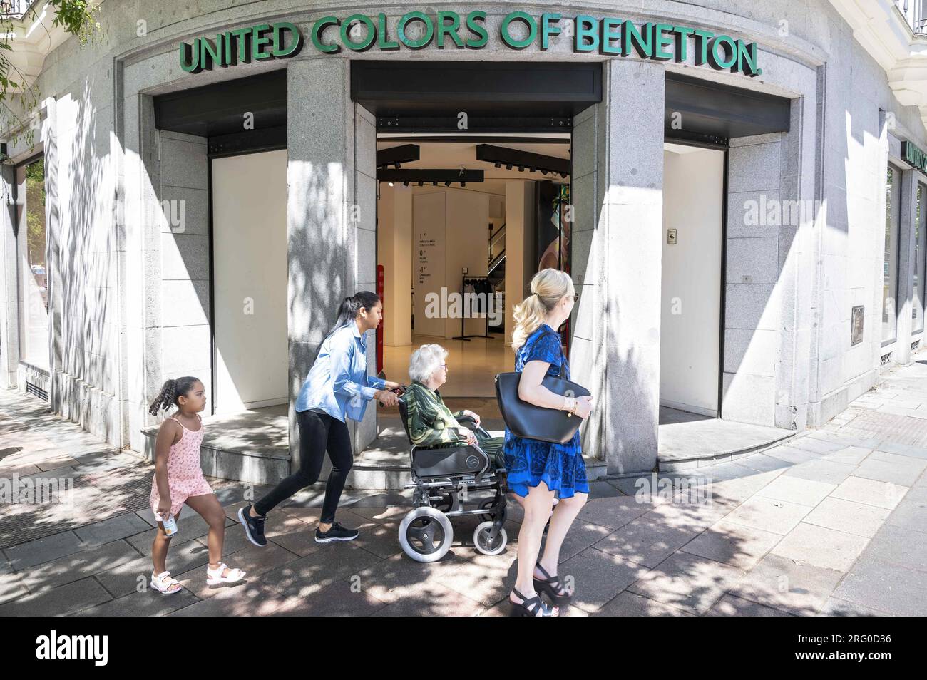 Madrid, Spanien. 2. Aug. 2023. Fußgänger gehen vorbei an der italienischen Modemarke United Colors im spanischen Benetton Store. (Kreditbild: © Xavi Lopez/SOPA Images via ZUMA Press Wire) NUR REDAKTIONELLE VERWENDUNG! Nicht für den kommerziellen GEBRAUCH! Stockfoto
