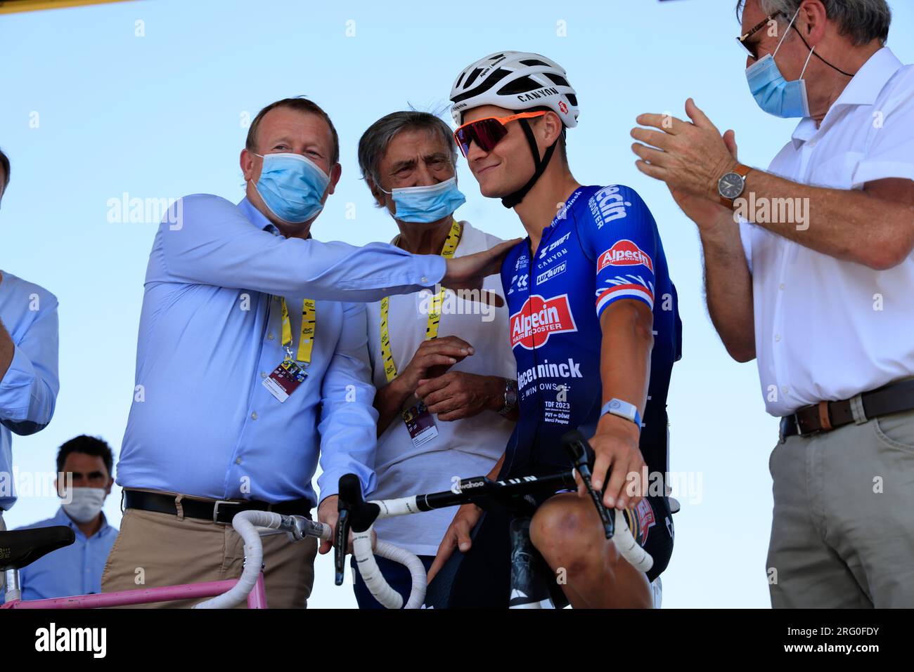 Hommage à Raymond Poulidor et à son Petit fils Mathieu Van der Poel avant le départ de la 9ème étape du Tour de France le 9 juillet 2023 à Saint-Léona Stockfoto