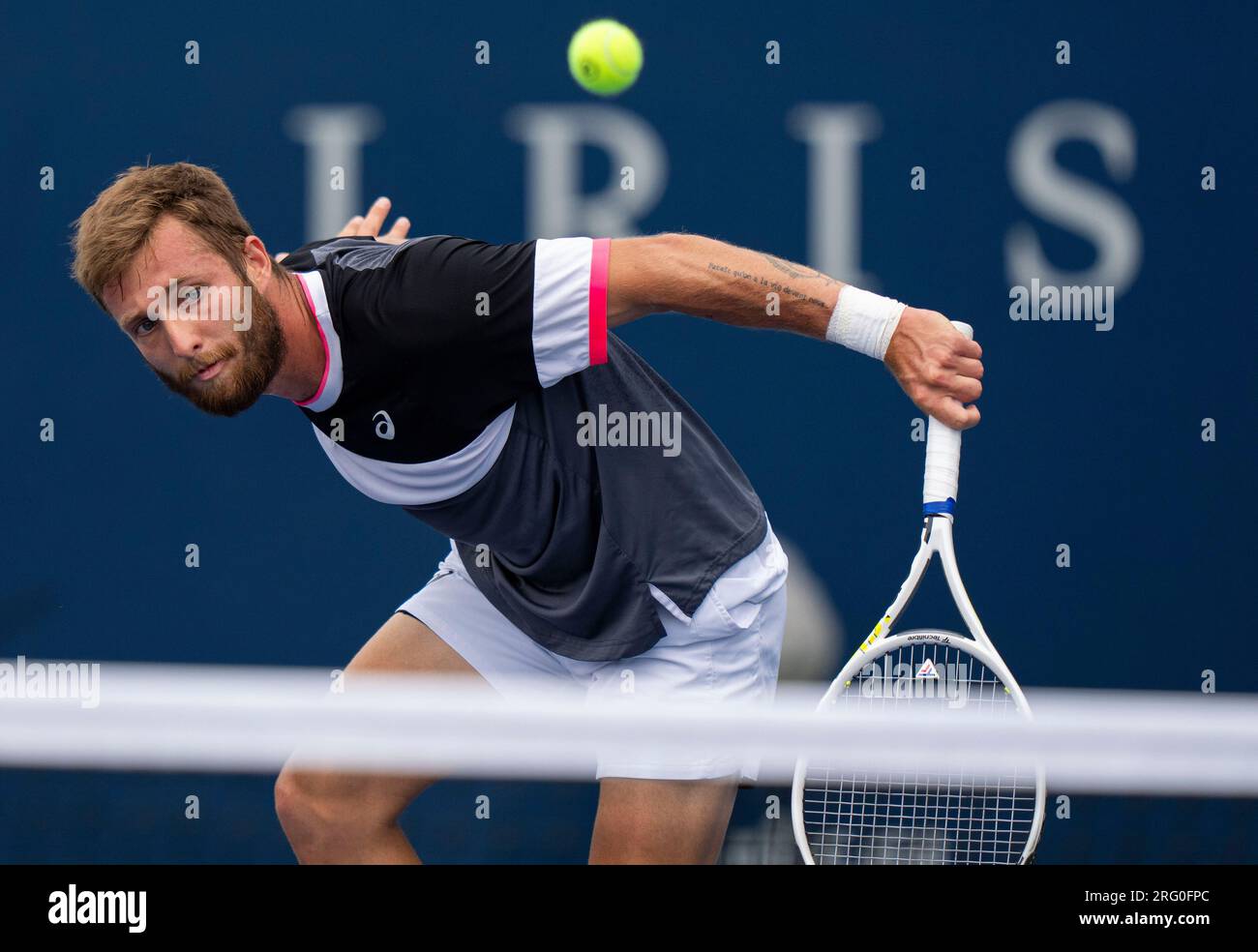 Toronto, Kanada. 6. Aug. 2023. Corentin Moutet von Frankreich gibt den Ball gegen Taro Daniel von Japan zurück, während der zweiten Runde des Qualifikationsspiels der Männer bei den National Bank Open 2023 in Toronto, Kanada, am 6. August 2023. Kredit: Zou Zheng/Xinhua/Alamy Live News Stockfoto