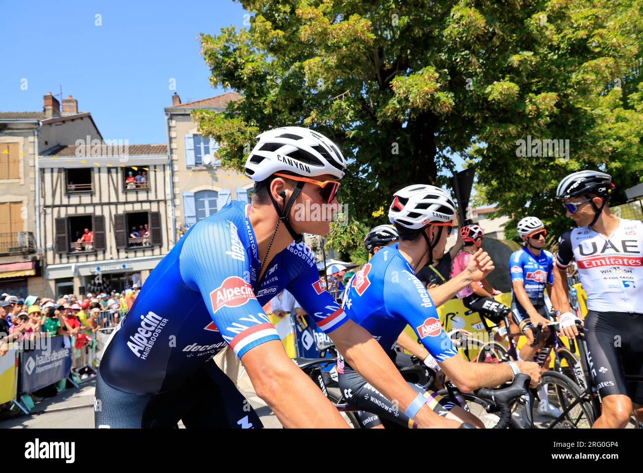 Mathieu Van der Poel avant le départ de la 9ème étape du Tour de France le 9 juillet 2023 à Saint-Léonard-de-Noblat cité de son Grand-père Raymond Pou Stockfoto