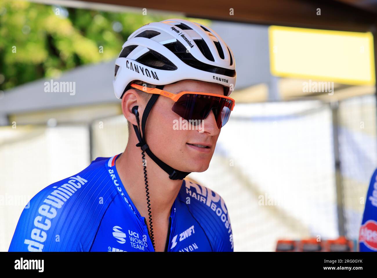 Mathieu Van der Poel avant le départ de la 9ème étape du Tour de France le 9 juillet 2023 à Saint-Léonard-de-Noblat cité de son Grand-père Raymond Pou Stockfoto