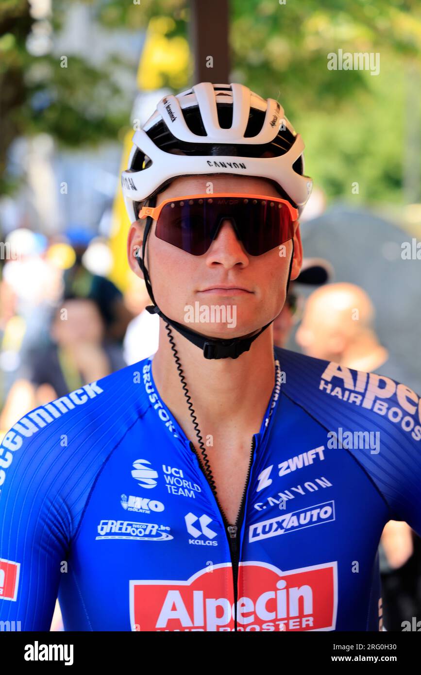 Mathieu Van der Poel avant le départ de la 9ème étape du Tour de France le 9 juillet 2023 à Saint-Léonard-de-Noblat cité de son Grand-père Raymond Pou Stockfoto