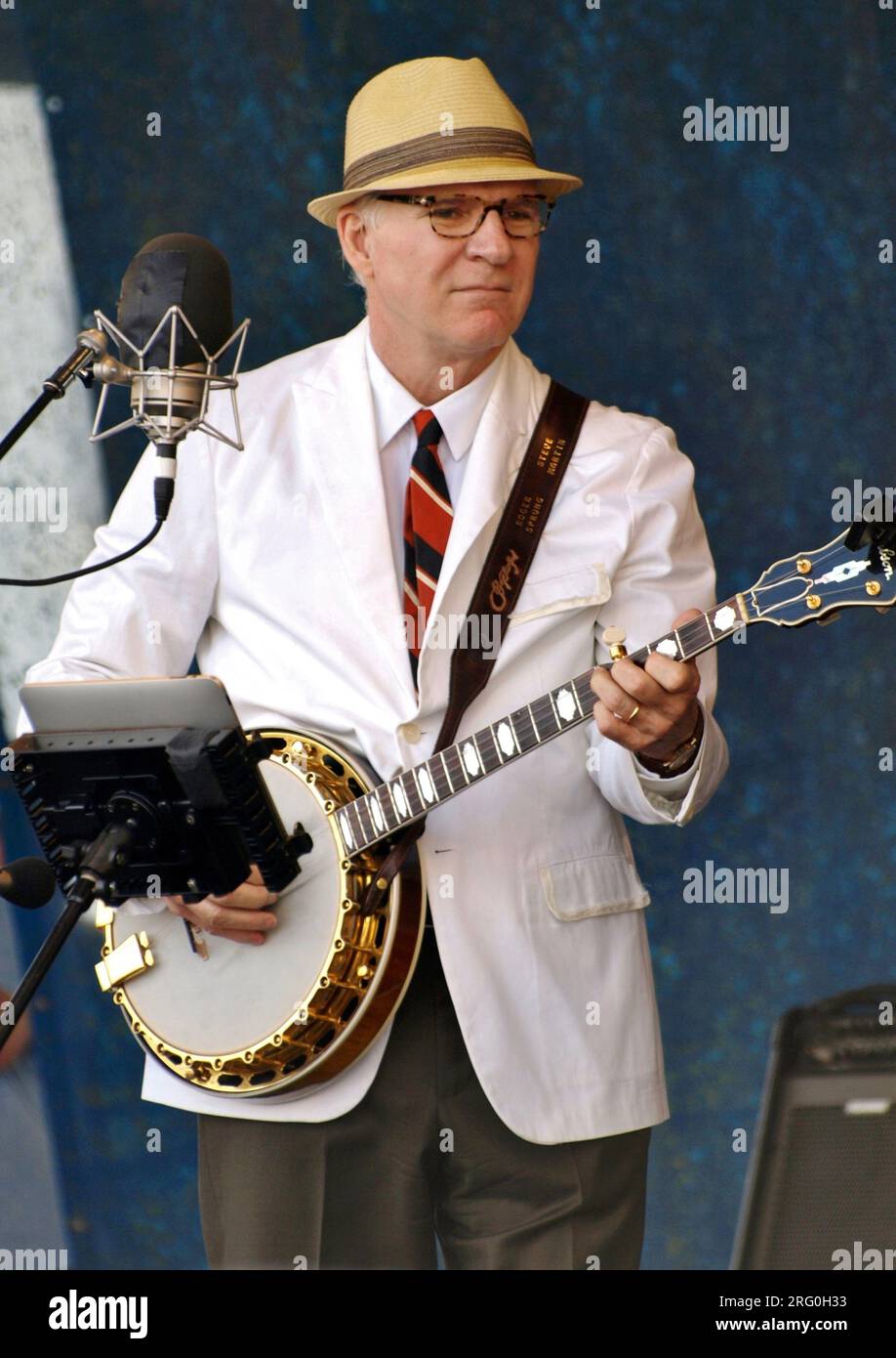 NEW ORLEANS, LA, USA - 29. APRIL 2010: Steve Martin spielt beim New Orleans Jazz and Heritage Festival auf der Gentilly Stage Banjo Stockfoto