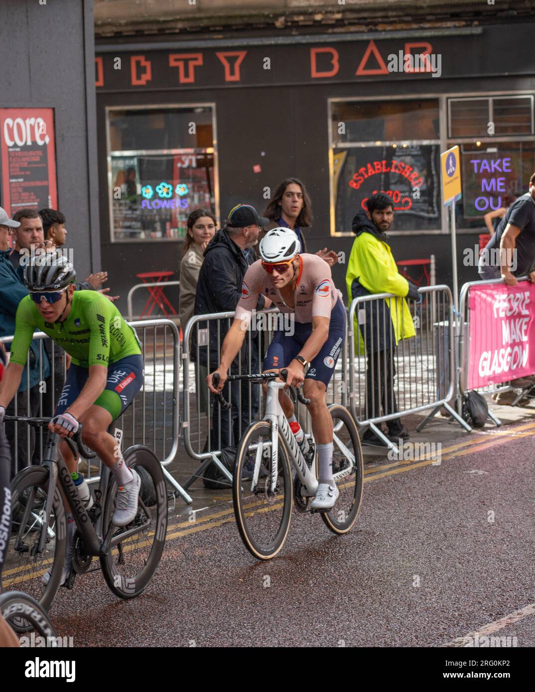 Glasgow, Schottland, Großbritannien. 6. Aug. 2023. UCI-Weltmeisterschaft – Mathieu van der Poel gewinnt das Elite Road Race Road Race Race von Edinburgh nach Glasgow, das mit 10 Runden auf der Rennstrecke im Stadtzentrum endet. Credit R.Gass/Alamy Live News Stockfoto