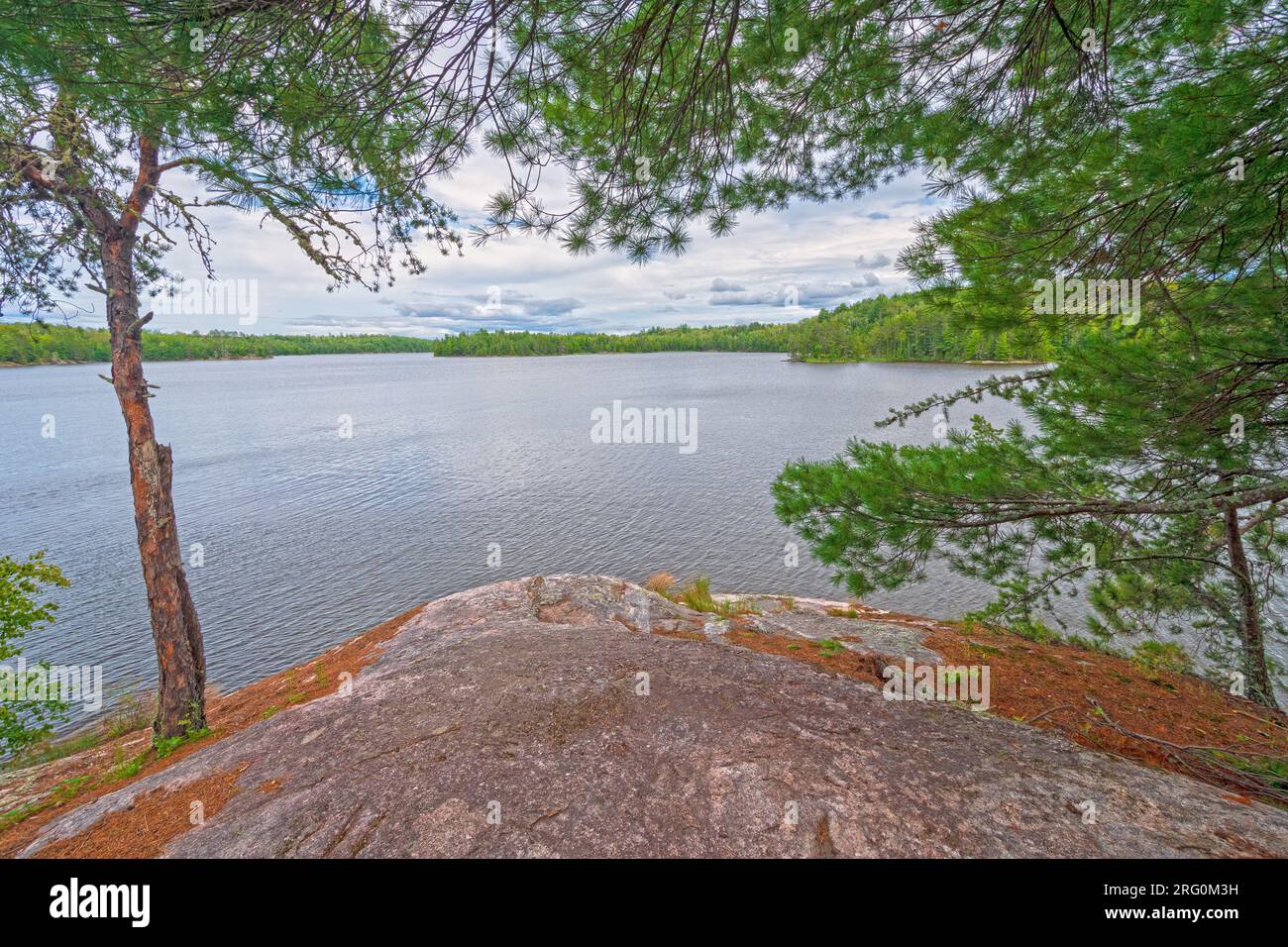 Der ruhige North Woods Lake im Voyageurs National Park in Minnesota ist von einem abgelegenen Aussichtspunkt in der Sullivan Bay aus zu sehen Stockfoto