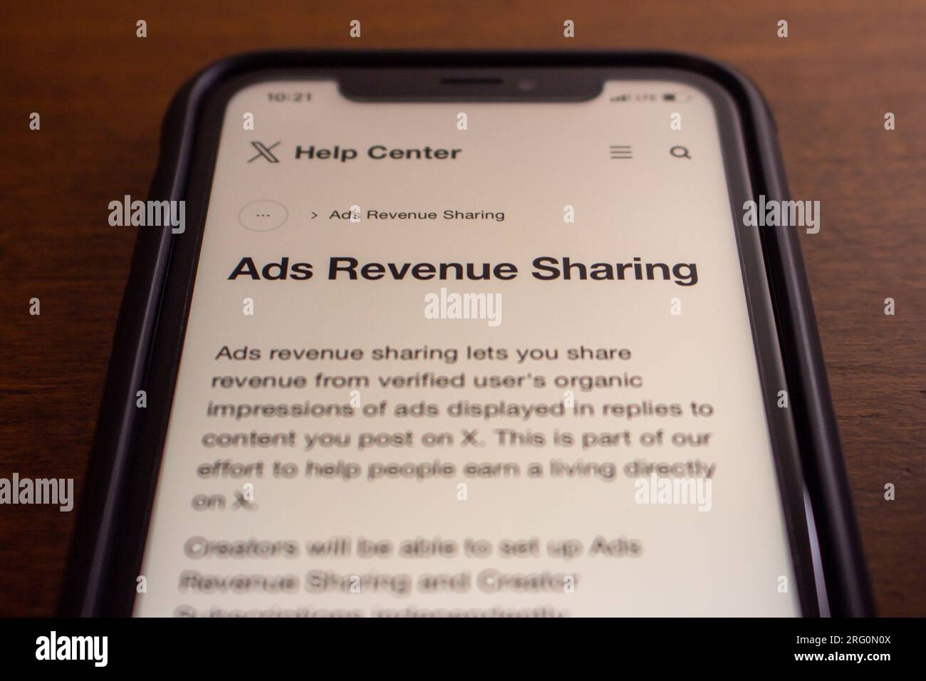 Vancouver, KANADA - Aug 6 2023 : A post „ Creator Ads Revenue Sharing “ von Elon Musk's X (ehemals Twitter) in einem iPhone Stockfoto