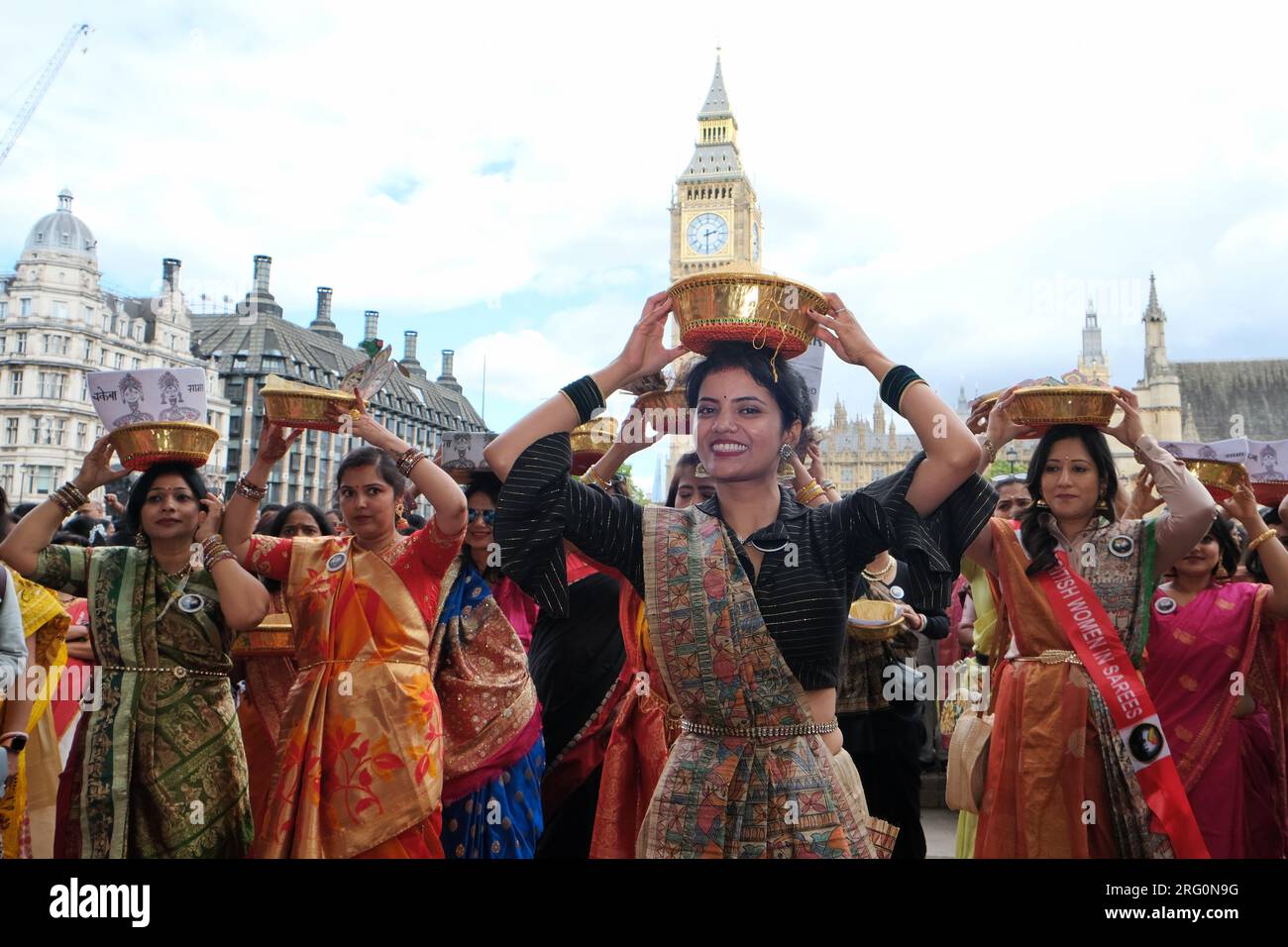 London, Großbritannien. 6. August 2023. Etwa 500 britisch-indische Frauen trugen einzigartige, farbenfrohe handgemachte Saris, als sie in Westminster für eine „Walkathon“-Veranstaltung ankamen, die am Trafalgar Square begann und an der Skulptur Mathatma Gandhi auf dem Parliament Square endete. Die Frauen, die verschiedene indische Staaten vertreten, versammelten sich am Vorabend des National Handloom Day und zollten den geschickten Webern Tribut, die möglicherweise Wochen brauchen, um einen einzigen Saree zu beenden. Kredit: Elfte Stunde Fotografie/Alamy Live News Stockfoto