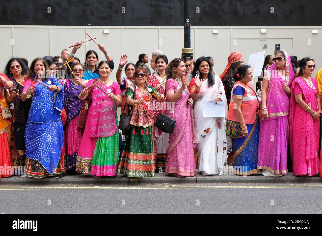London, Großbritannien. 6. August 2023. Etwa 500 britisch-indische Frauen trugen einzigartige, farbenfrohe handgemachte Saris, als sie in Westminster für eine „Walkathon“-Veranstaltung ankamen, die am Trafalgar Square begann und an der Skulptur Mathatma Gandhi auf dem Parliament Square endete. Die Frauen, die verschiedene indische Staaten vertreten, versammelten sich am Vorabend des National Handloom Day und zollten den geschickten Webern Tribut, die möglicherweise Wochen brauchen, um einen einzigen Saree zu beenden. Kredit: Elfte Stunde Fotografie/Alamy Live News Stockfoto