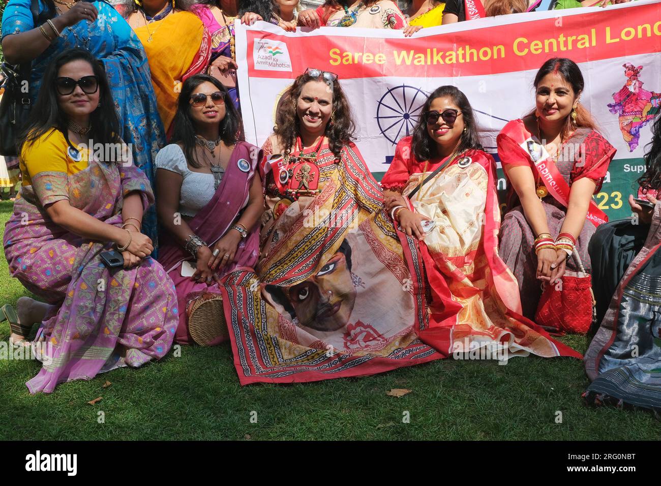 London, Großbritannien. 6. August 2023. Etwa 500 britisch-indische Frauen trugen einzigartige, farbenfrohe handgemachte Saris, als sie in Westminster für eine „Walkathon“-Veranstaltung ankamen, die am Trafalgar Square begann und an der Skulptur Mathatma Gandhi auf dem Parliament Square endete. Die Frauen, die verschiedene indische Staaten vertreten, versammelten sich am Vorabend des National Handloom Day und zollten den geschickten Webern Tribut, die möglicherweise Wochen brauchen, um einen einzigen Saree zu beenden. Kredit: Elfte Stunde Fotografie/Alamy Live News Stockfoto