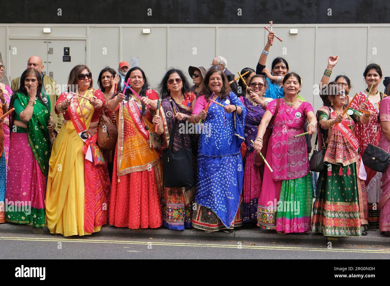 London, Großbritannien. 6. August 2023. Etwa 500 britisch-indische Frauen trugen einzigartige, farbenfrohe handgemachte Saris, als sie in Westminster für eine „Walkathon“-Veranstaltung ankamen, die am Trafalgar Square begann und an der Skulptur Mathatma Gandhi auf dem Parliament Square endete. Die Frauen, die verschiedene indische Staaten vertreten, versammelten sich am Vorabend des National Handloom Day und zollten den geschickten Webern Tribut, die möglicherweise Wochen brauchen, um einen einzigen Saree zu beenden. Kredit: Elfte Stunde Fotografie/Alamy Live News Stockfoto