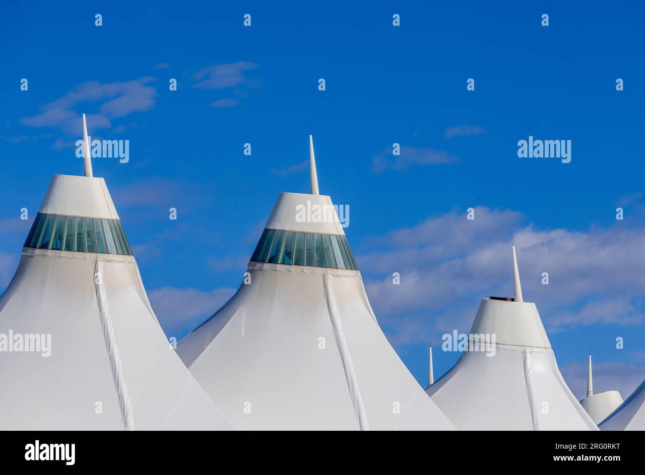 Denver International Airport. Architektur Peaks gegen den blauen Himmel Stockfoto