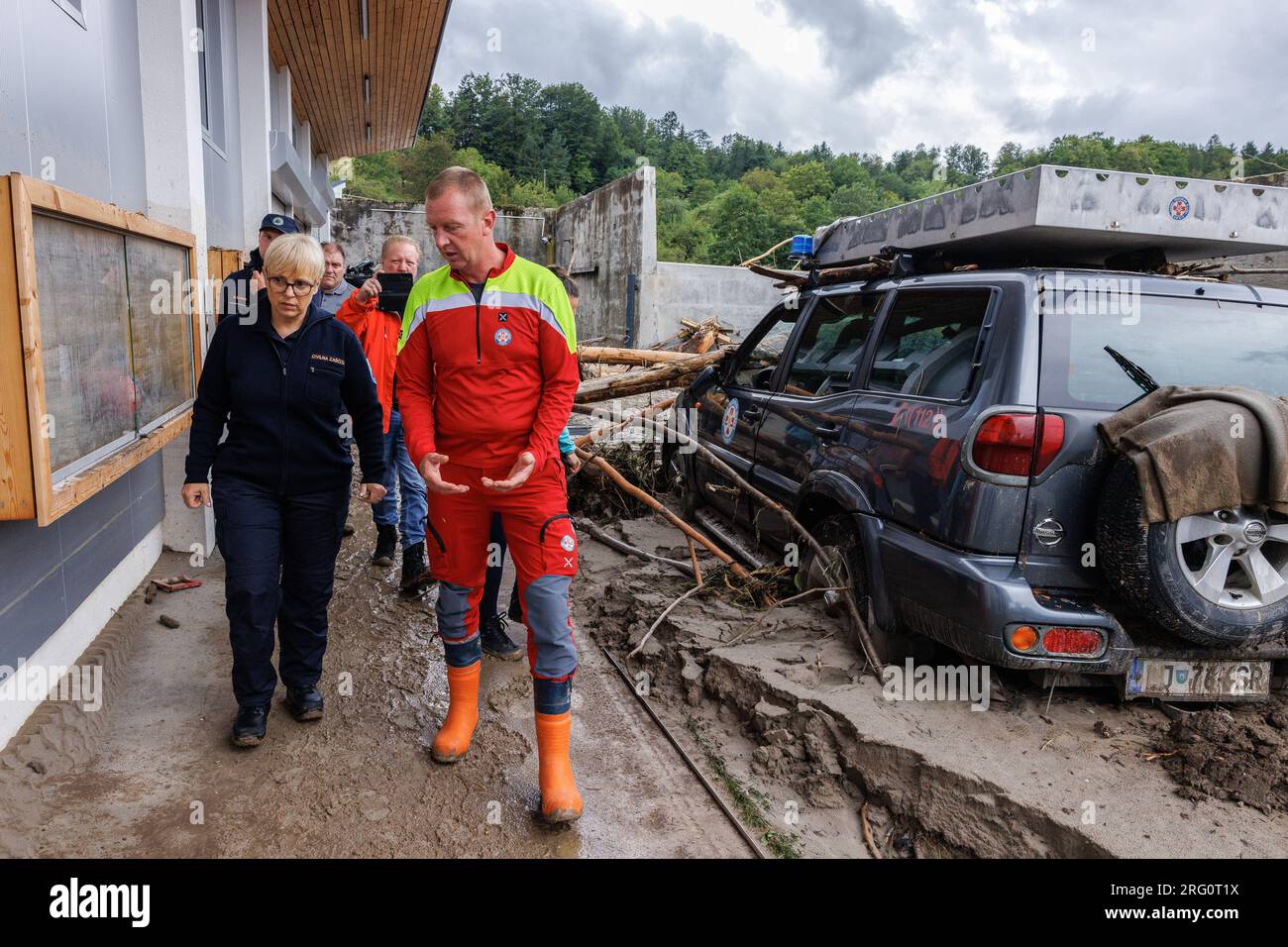 Kamnik, Slowenien. 06. Aug. 2023. Die slowenische Präsidentin Natasa Pirc Musar (L) besucht hochwassergeschädigte Gebiete in der Nähe von Kamnik. Nach den großen Überschwemmungen in Slowenien sind Sanierungs- und Rettungsmaßnahmen im Gange. Einige Bereiche sind immer noch unzugänglich, und Menschen werden immer noch evakuiert. (Foto: Luka Dakskobler/SOPA Images/Sipa USA) Guthaben: SIPA USA/Alamy Live News Stockfoto