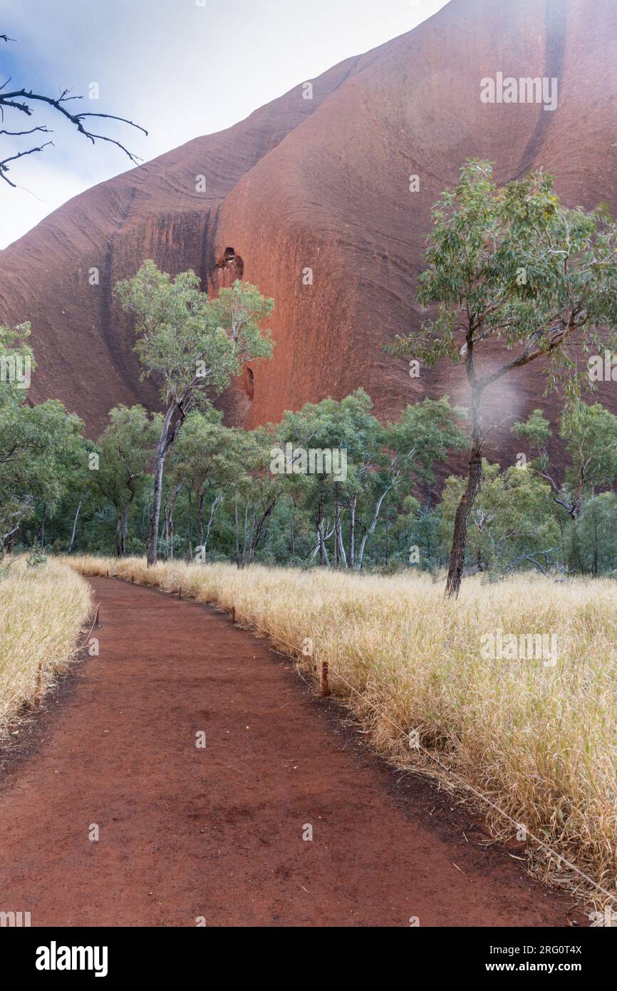 Wanderweg um den Uluru im südwestlichen Teil, am frühen Morgen. Uluru-Kata Tjuta-Nationalpark, Northern Territory, Australien Stockfoto