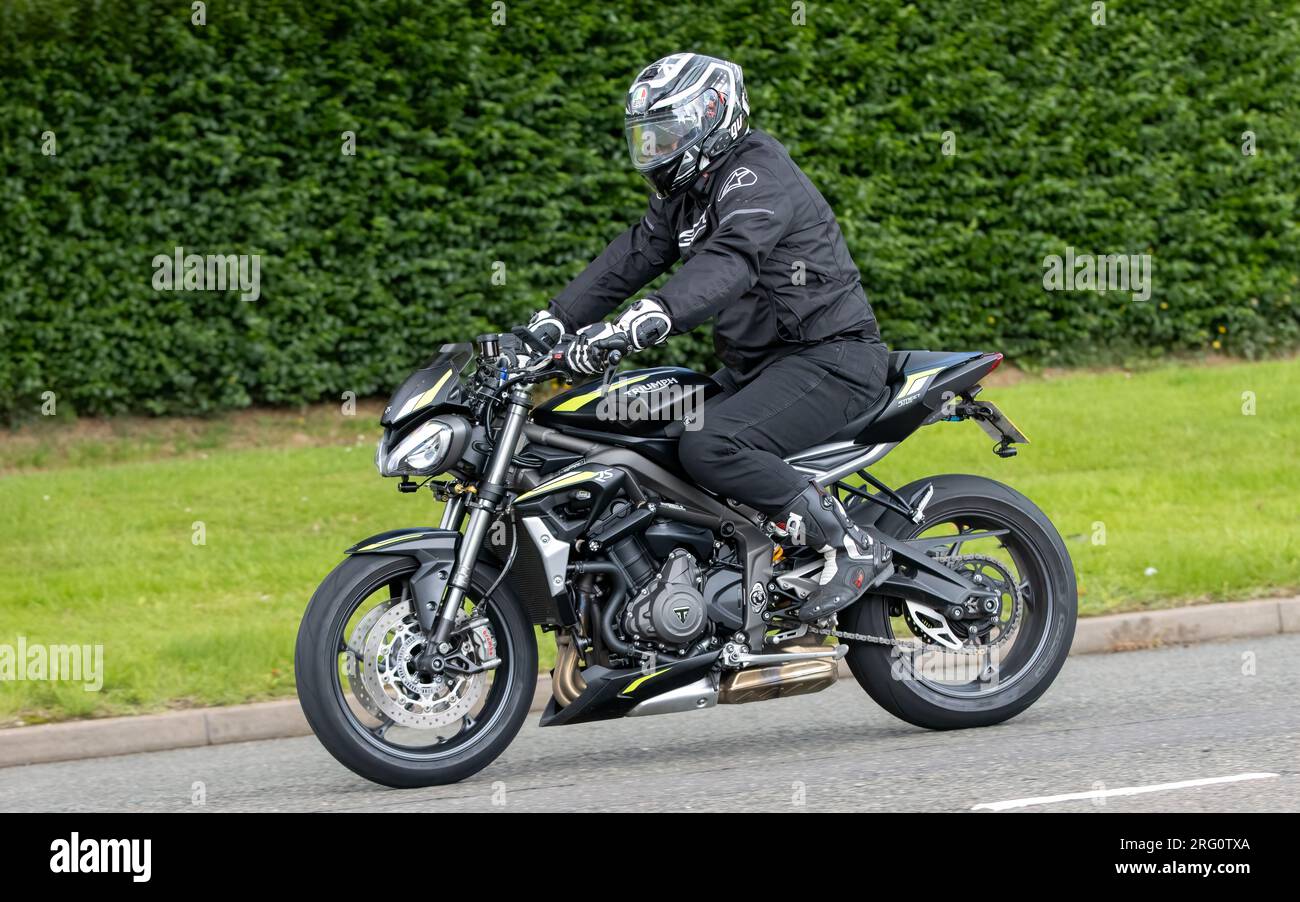Whittlebury, Northants., Großbritannien - Aug 6. 2023. 2022 schwarzes Triumph Street Triple S-Motorrad, das durch ein englisches Dorf fährt. Stockfoto