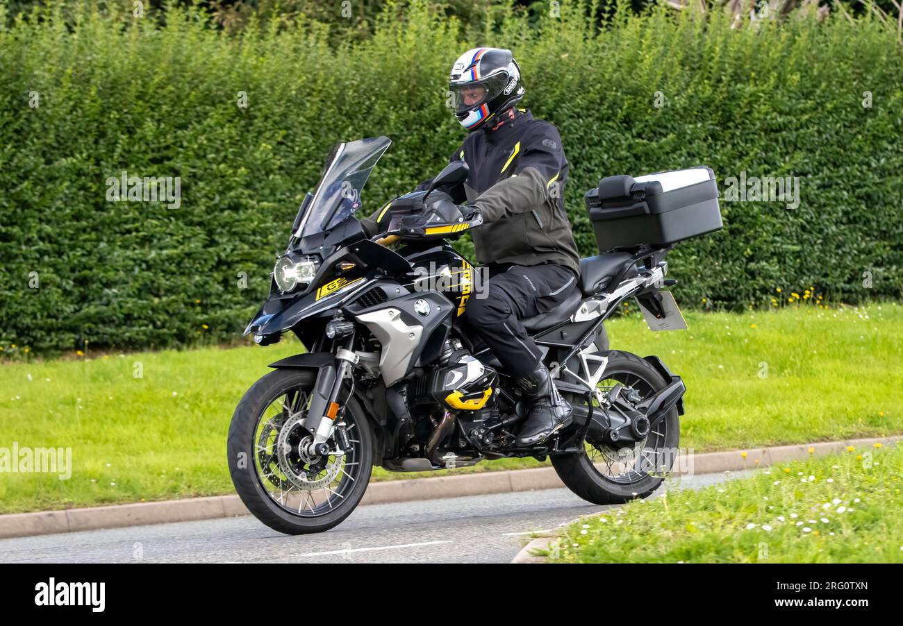 Whittlebury, Northants., Großbritannien - 6. 2023. August. BMW GS 1250 Motorrad fährt durch ein englisches Dorf. Stockfoto