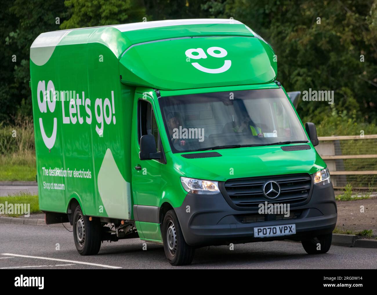 Milton Keynes, UK - Juli 28. 2023: 2020 Mercedes Sprinter-Van als AO-Lieferwagen auf einer englischen Straße Stockfoto