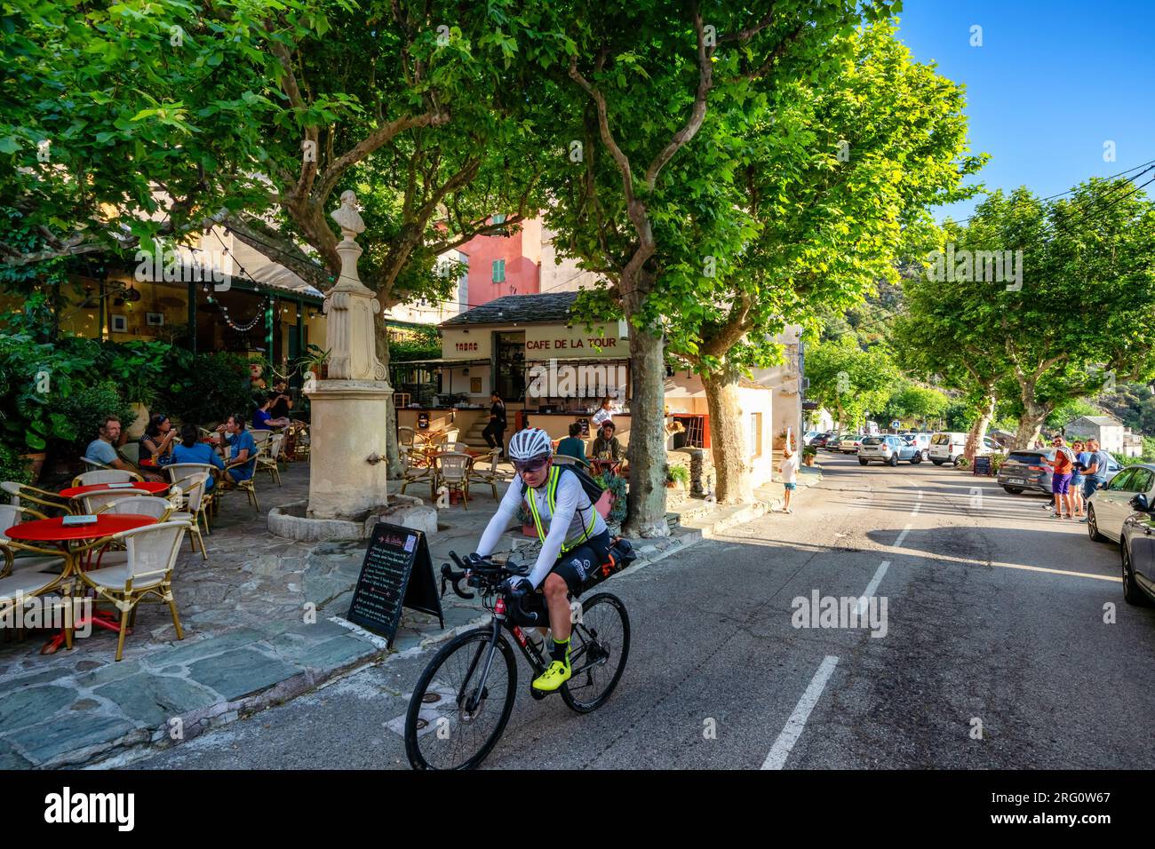 Ein Ultra-Radfahrer im Dorf Albo auf der Insel Korsika, Frankreich Stockfoto