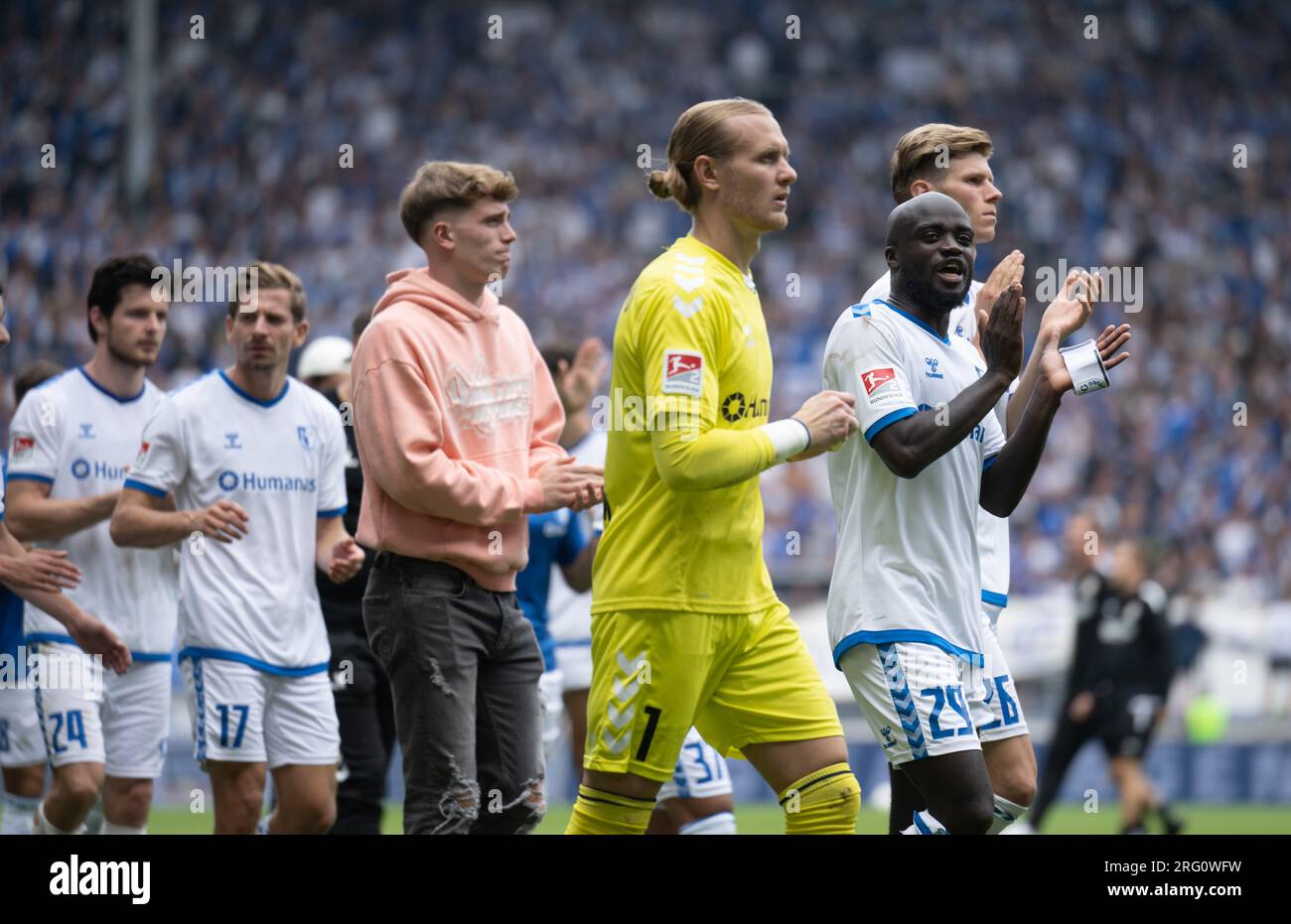 Magdeburg, Deutschland. 06. Aug. 2023. Fußball: 2. Bundesliga, 1. FC Magdeburg - Eintracht Braunschweig, Spieltag 2, MDCC-Arena. Die FCM-Spieler freuen sich über ihren Sieg im Jahr 2:1. Kredit: Hendrik Schmidt/dpa - WICHTIGER HINWEIS: gemäß den Anforderungen der DFL Deutsche Fußball Liga und des DFB Deutscher Fußball-Bund ist es verboten, im Stadion aufgenommene Fotos und/oder das Spiel in Form von Sequenzbildern und/oder videoähnlichen Fotoserien zu verwenden oder verwenden zu lassen./dpa/Alamy Live News Stockfoto