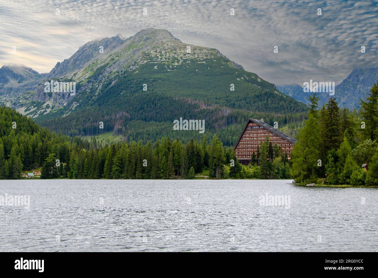 Blick über Štrbské Pleso im slowakischen Tatra-Nationalpark in Richtung eines malerisch gelegenen Hotels am Seeufer Stockfoto