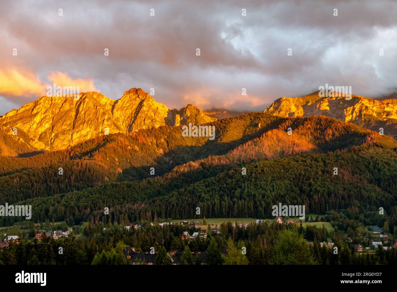 Sonnenuntergang in Zakopane, Polen, reflektiert die Felswände eines der berühmtesten Gipfel Polens, des Giewont, im Tatra-Nationalpark Stockfoto