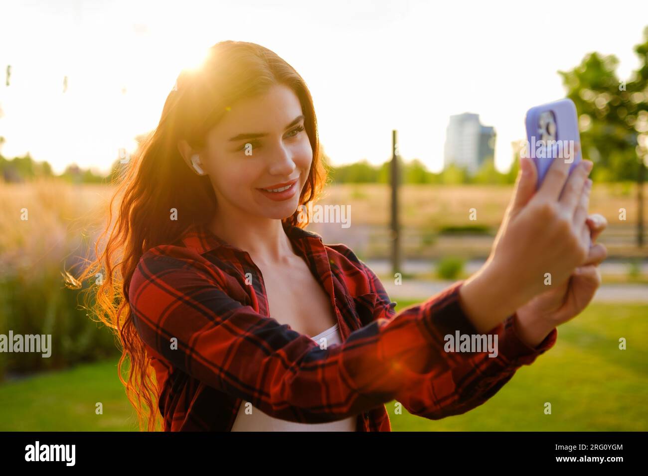 Porträt eines hübschen Mädchens, das ein Selfie bei Sonnenlicht macht. Stockfoto