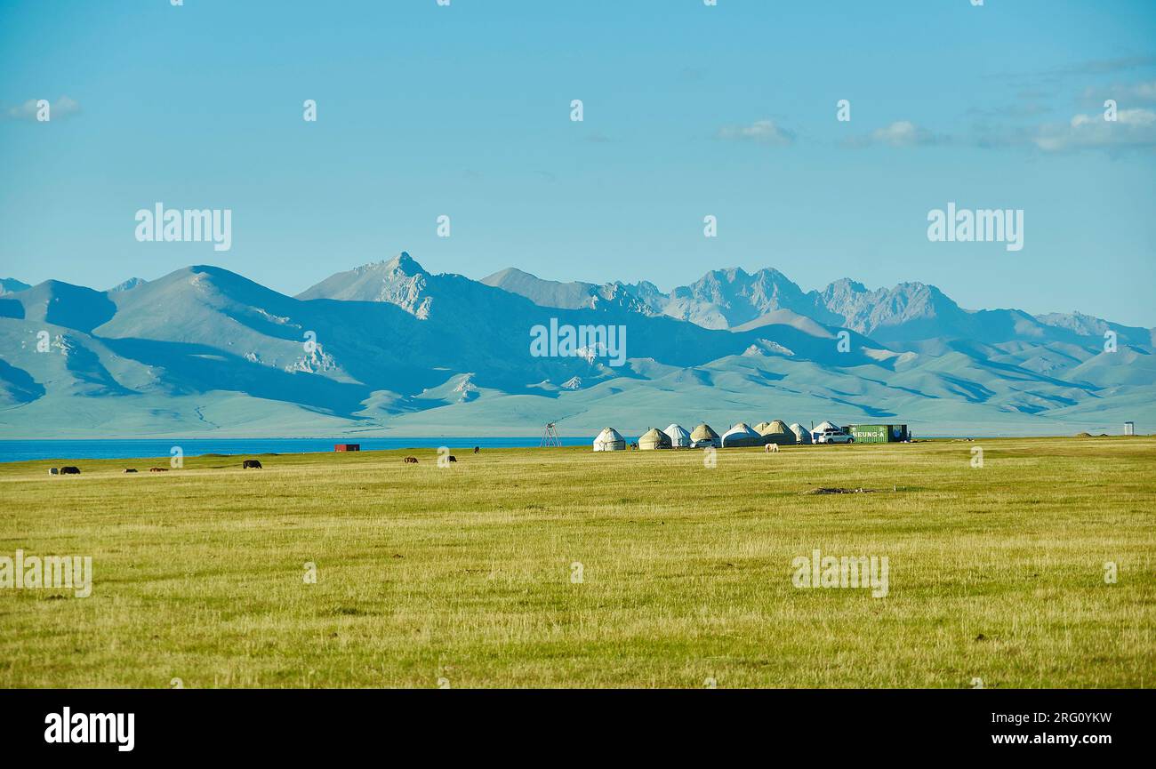 Der Bergsee Son kul in kirgisistan liegt auf einer Höhe von über 3000 Metern Stockfoto Der Bergsee Son kul in kirgisistan liegt auf einer Höhe von über 3000 Metern Stockfoto