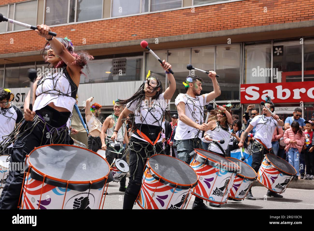 Bogota, Kolumbien. 6. Aug. 2023. Künstler besiegen Schlagzeug, um Bogotas 485.-jähriges Jubiläum in Bogota, Kolumbien, am 6. August 2023 zu feiern. Kredit: Zhou Shengping/Xinhua/Alamy Live News Stockfoto