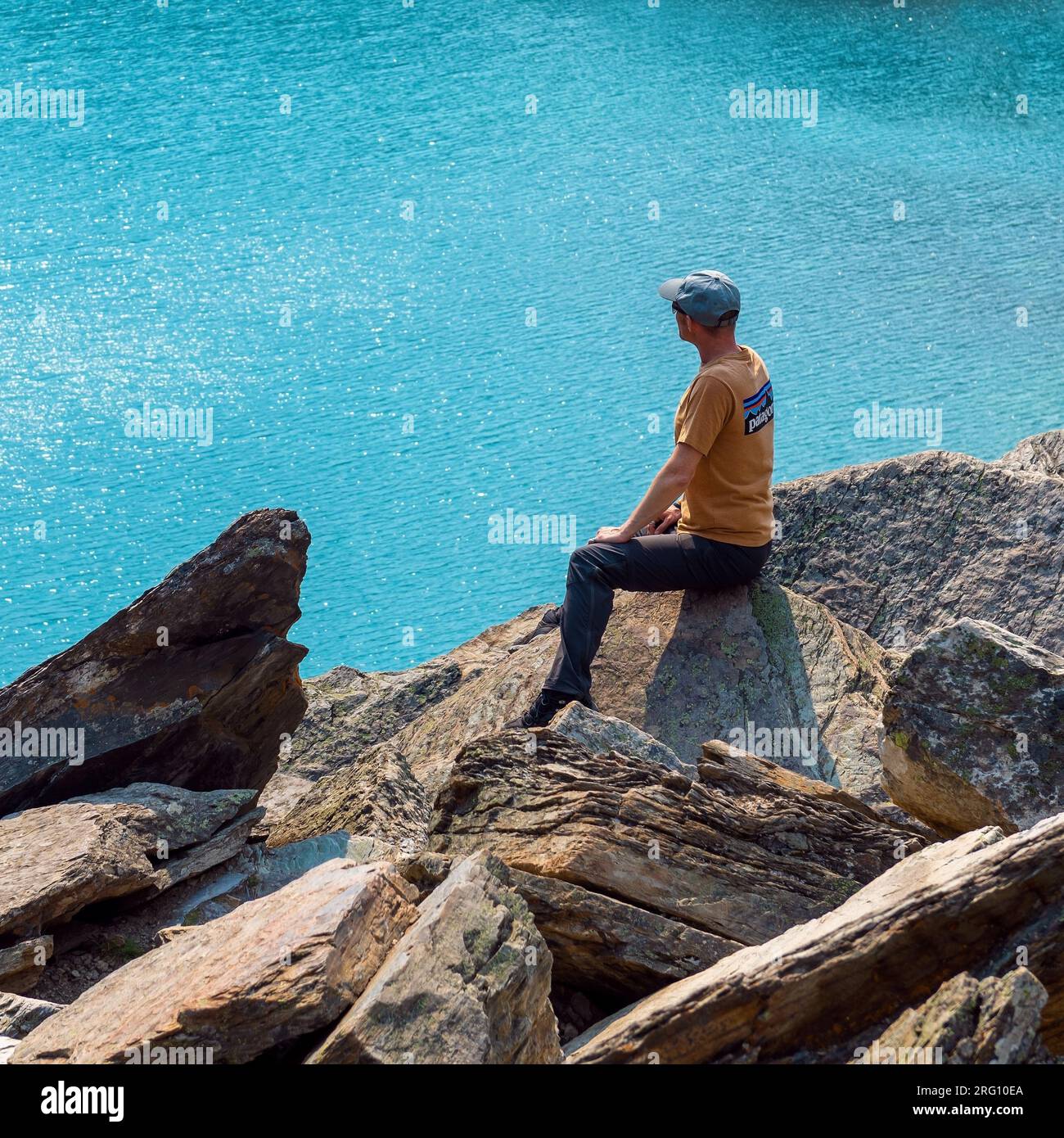 Männliche Touristen und Rucksacktouristen, die den Moraine Lake während der Wanderung in Banff, Alberta, Kanada, betrachten. Stockfoto
