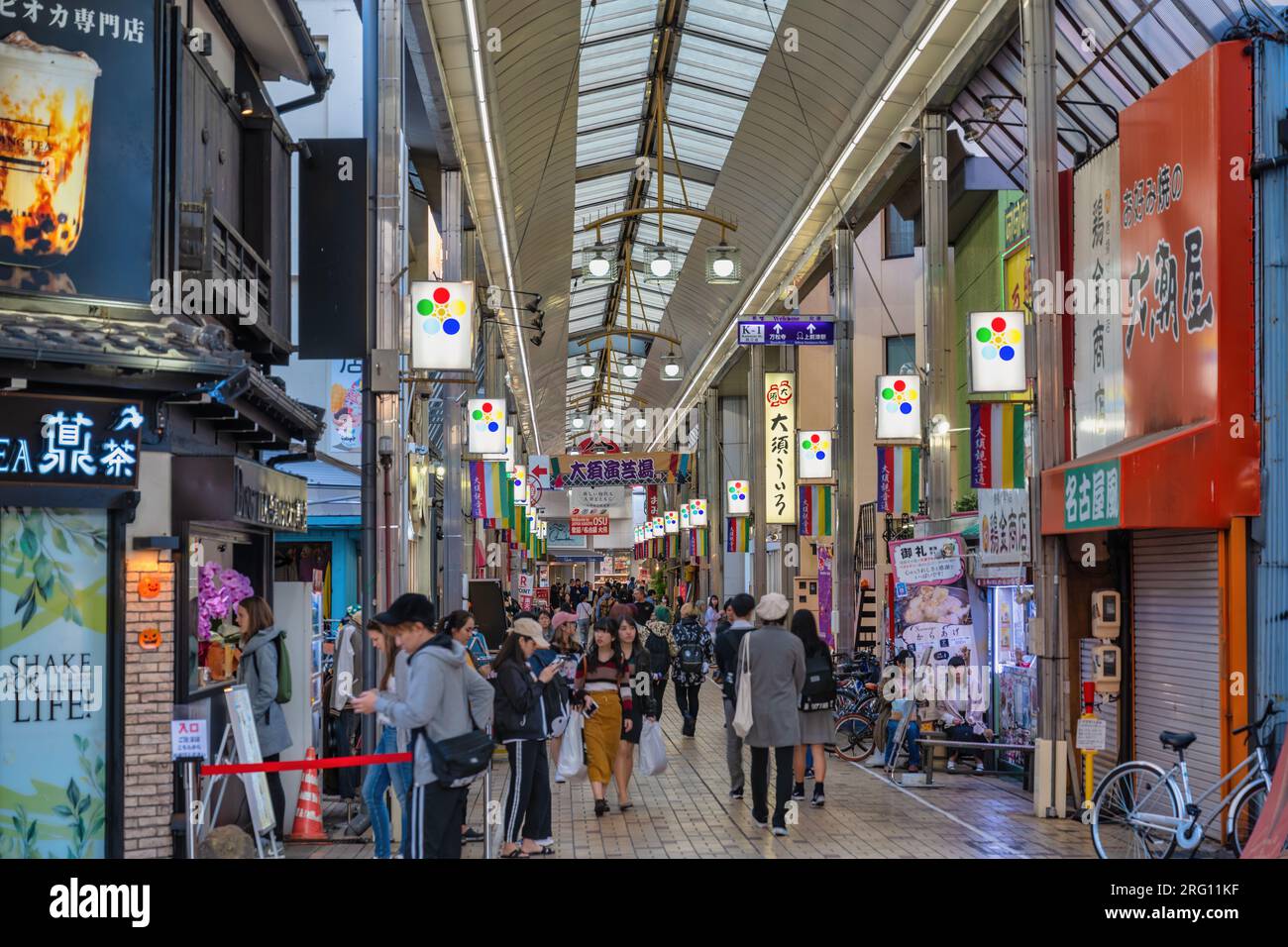 Nagoya, Japan - 6. November 2019 : Touristenwanderung in der berühmten Einkaufsstraße Osu Kannon Stockfoto